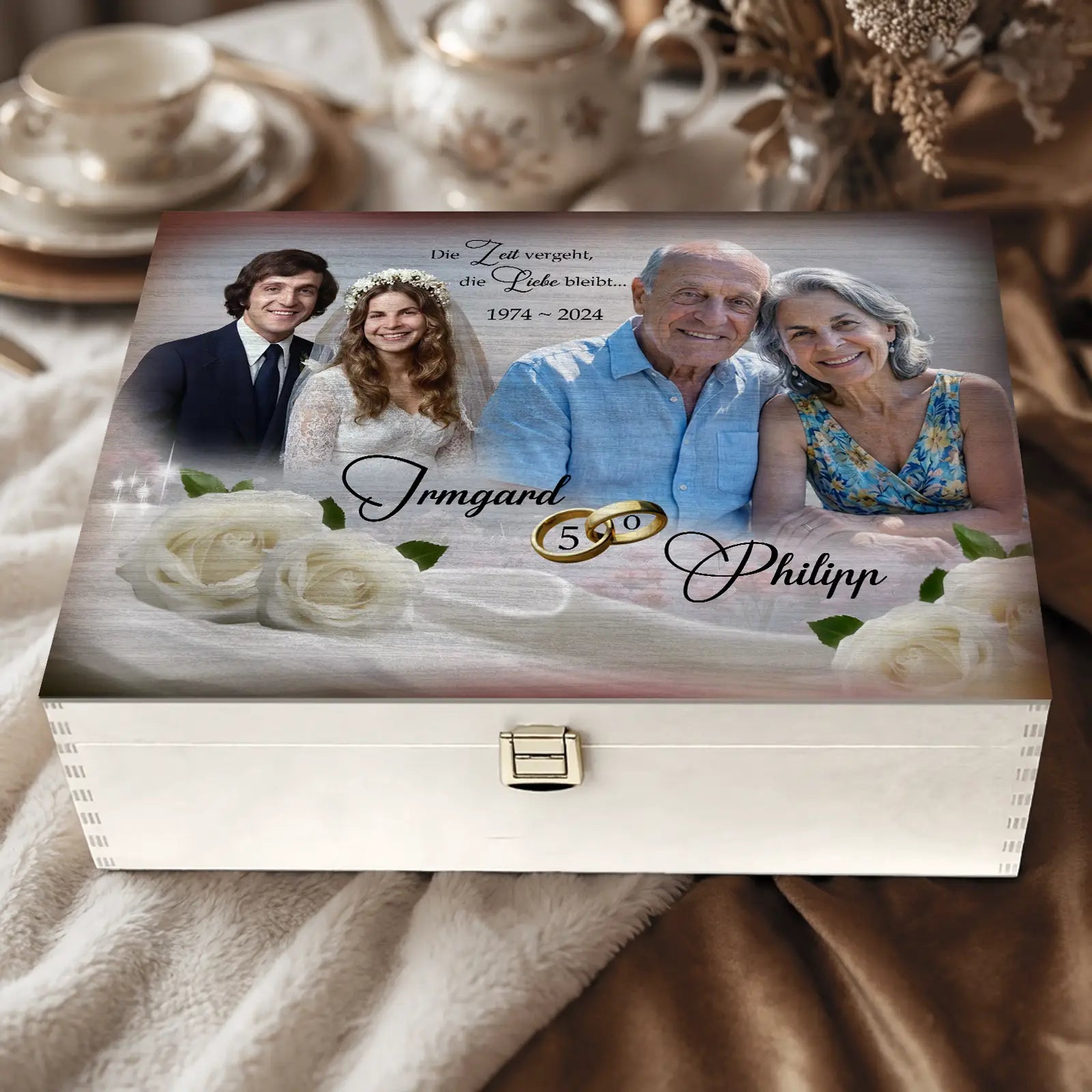 Personalisierte Holzbox als Geschenk zur Goldenen Hochzeit mit Fotocollage eines Ehepaares, Hochzeitsfoto von früher und aktuellem Porträt mit den Namen Irmgard und Philipp