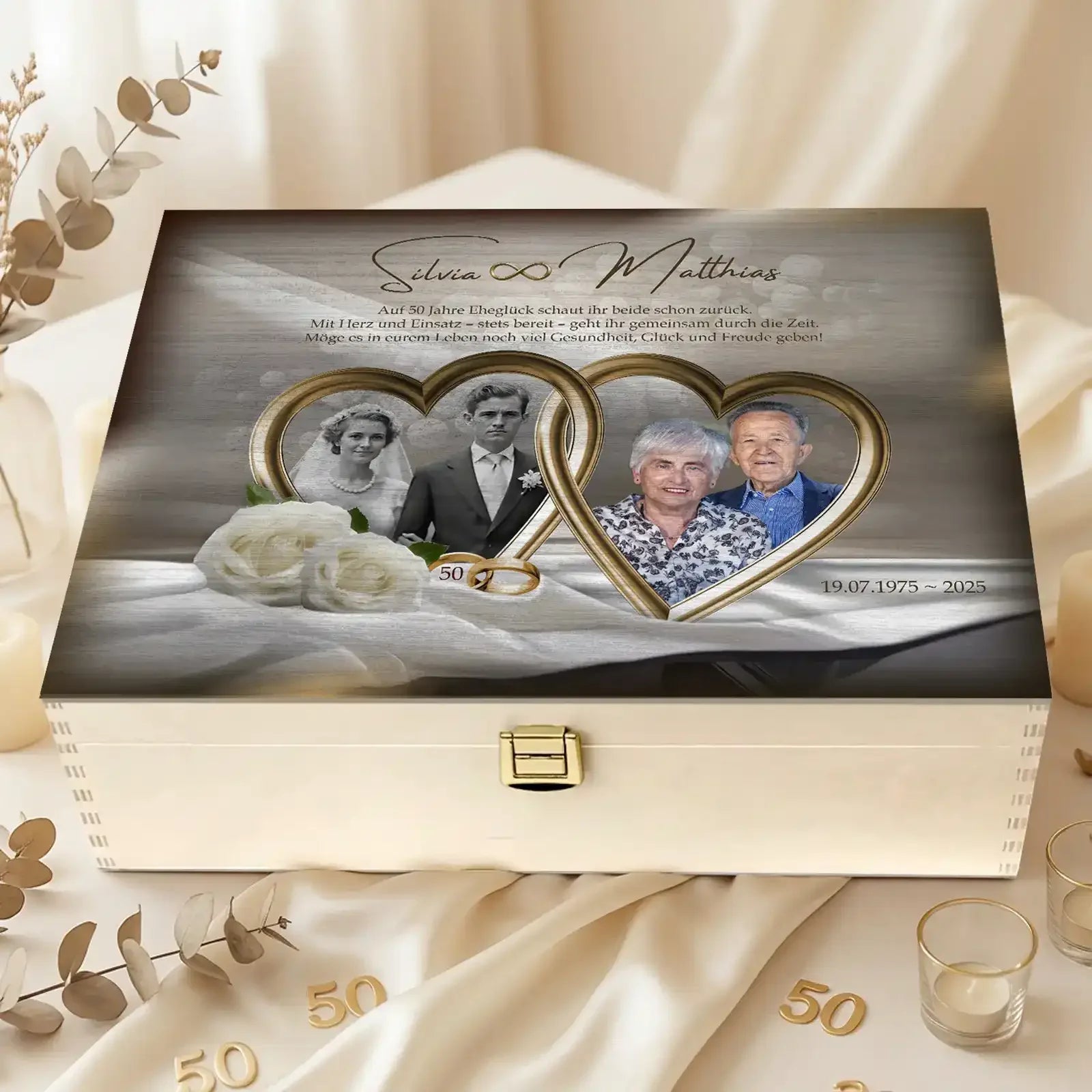 Goldene Hochzeit Fotobox personalisiert mit Namen Datum und Bildmotiv. Diese Erinnerungskiste eignet sich perfekt als Geschenk für ein Jubelpaar und bewahrt kleine Schätze und Botschaften aus fünf Jahrzehnten Ehe. Ein hochwertiges Erinnerungsstück das über das Jubiläum hinaus Freude bringt und Teil der Familiengeschichte wird.