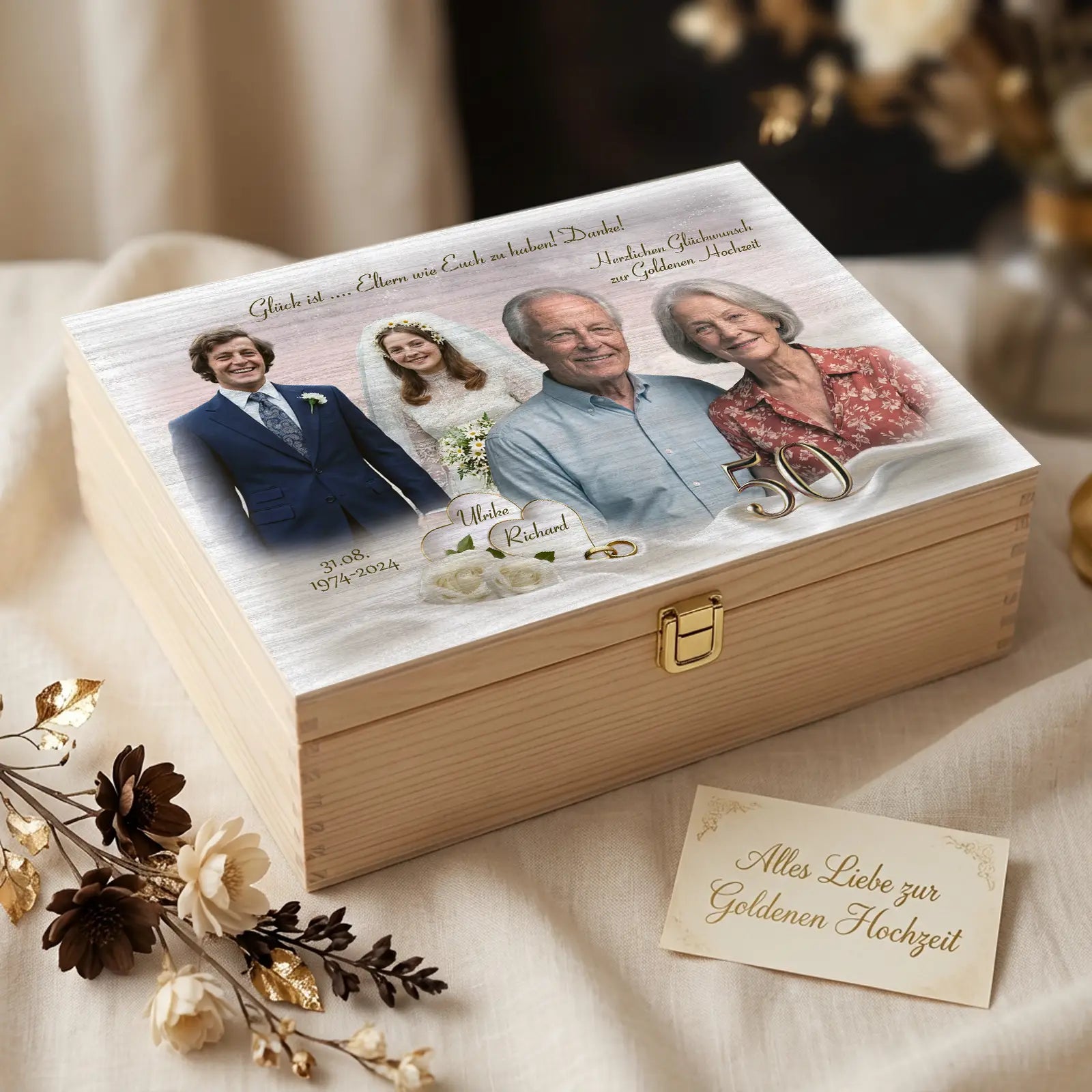 Geschenk zur Goldhochzeit gestaltet mit Fotos Namen und persönlichen Details. Dieses Geschenk würdigt 50 Ehejahre in einer liebevollen Form und bietet Raum um Erinnerungen zu sammeln und zu schützen. Eine besondere Möglichkeit das Jubiläum zu feiern und die gemeinsame Vergangenheit sichtbar zu ehren.
