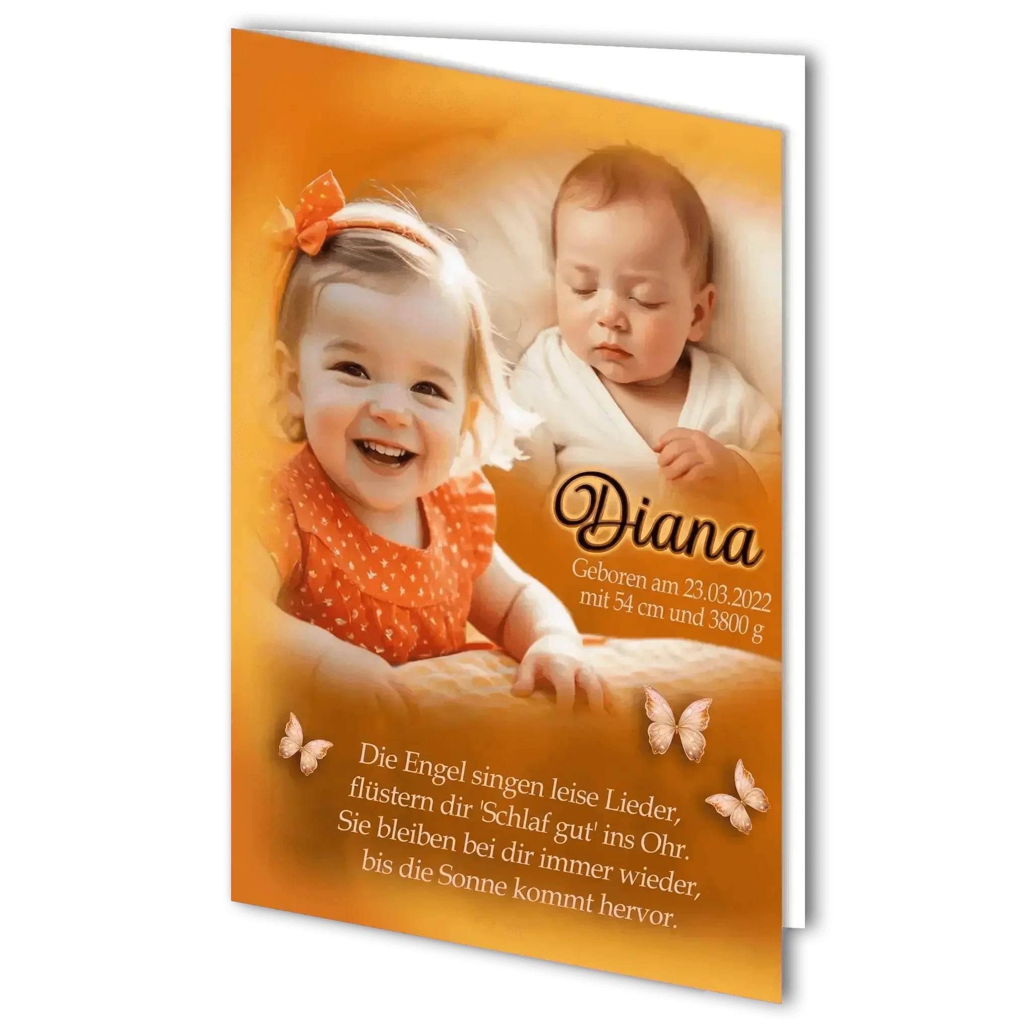 Geburtskarte Mädchen mit lachendem Kind, schlafendem Baby, Schmetterlingen und Text auf Orange.
