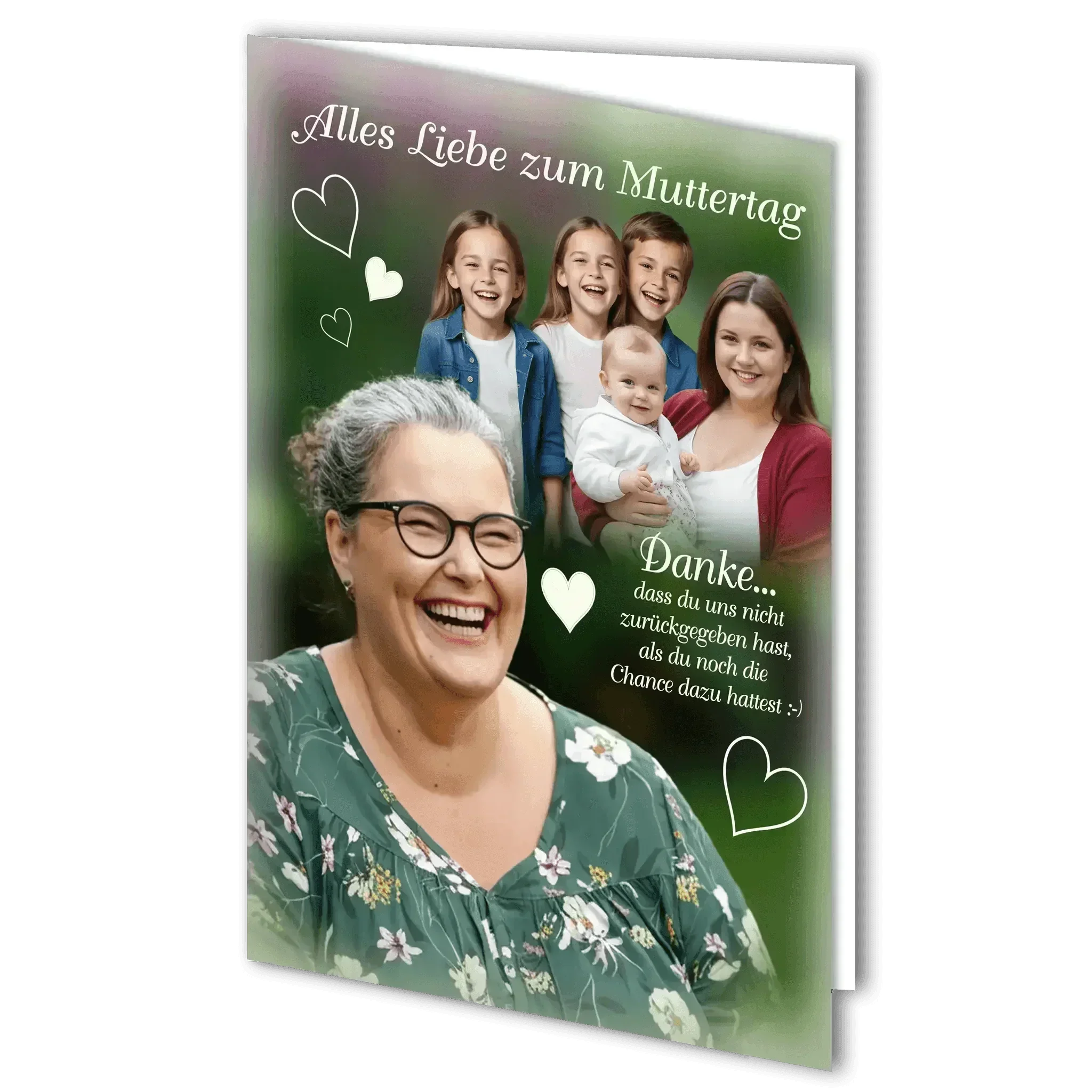 Grusskarte Muttertag mit lachender älterer Frau, Familie im Hintergrund, Herzmotiven und Text.