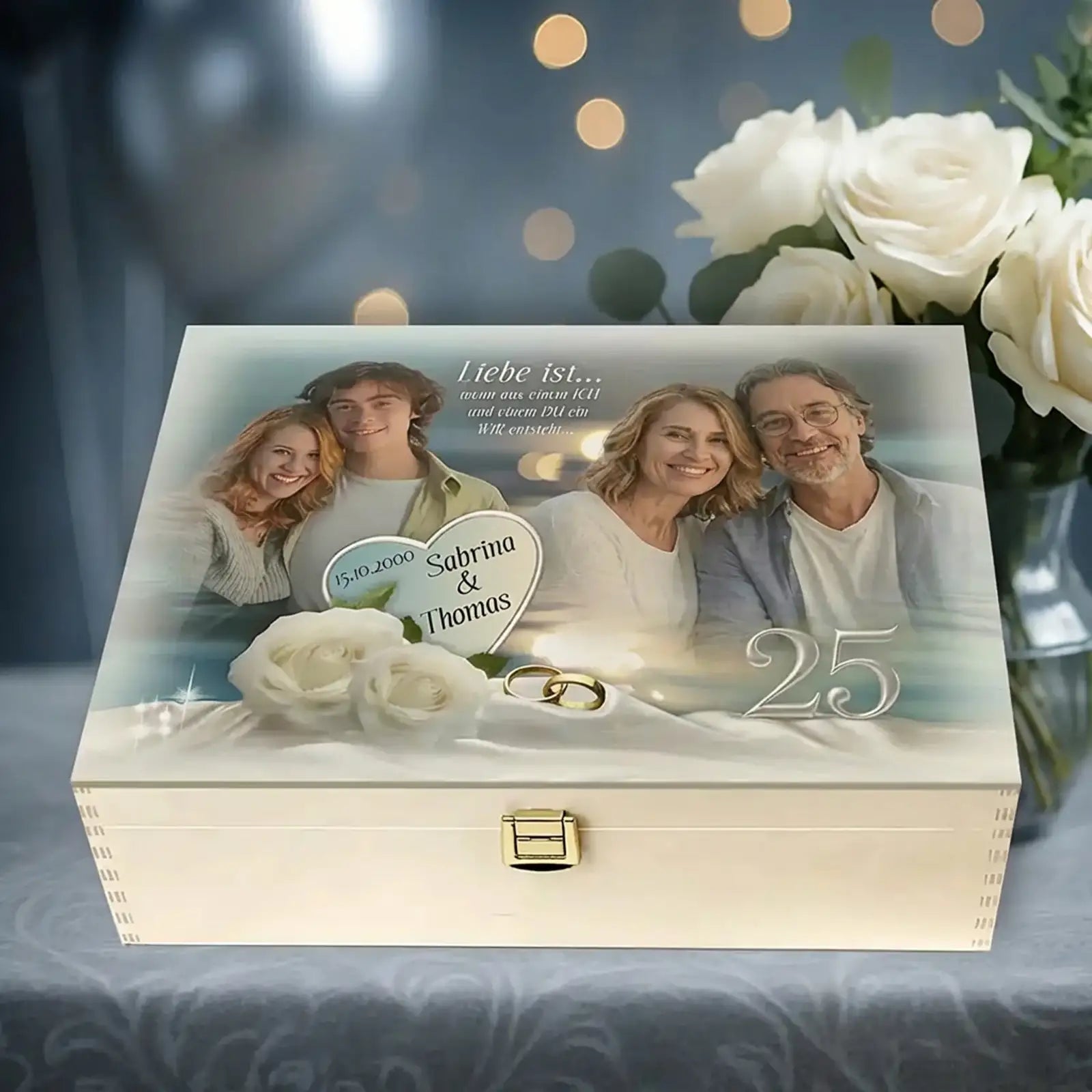Personalisierte Holzbox zur Silberhochzeit mit Foto, weißen Rosen, Eheringen und Namen