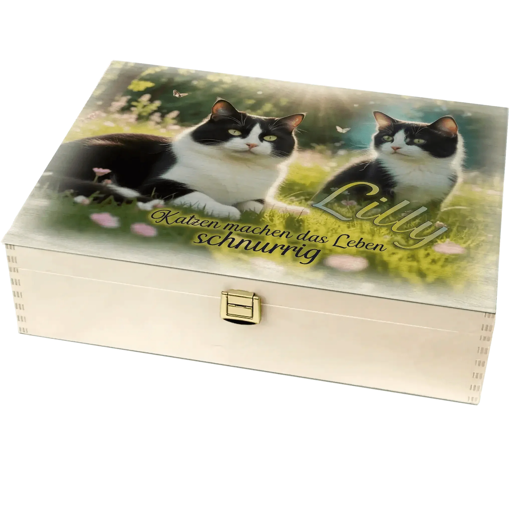 Personalisierte Holzbox mit schwarz-weißen Katzenmotiv und Schriftzug Lilly im Garten