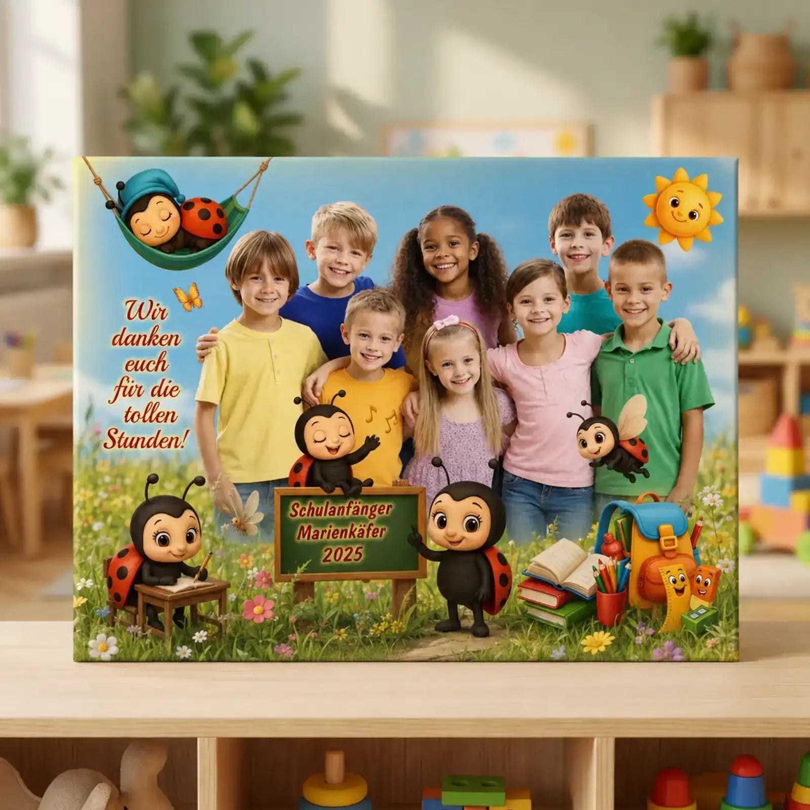Geschenk zum Kindergartenabschied - Leinwand mit Gruppenfoto von Schulanfängern und bunten Insekten.