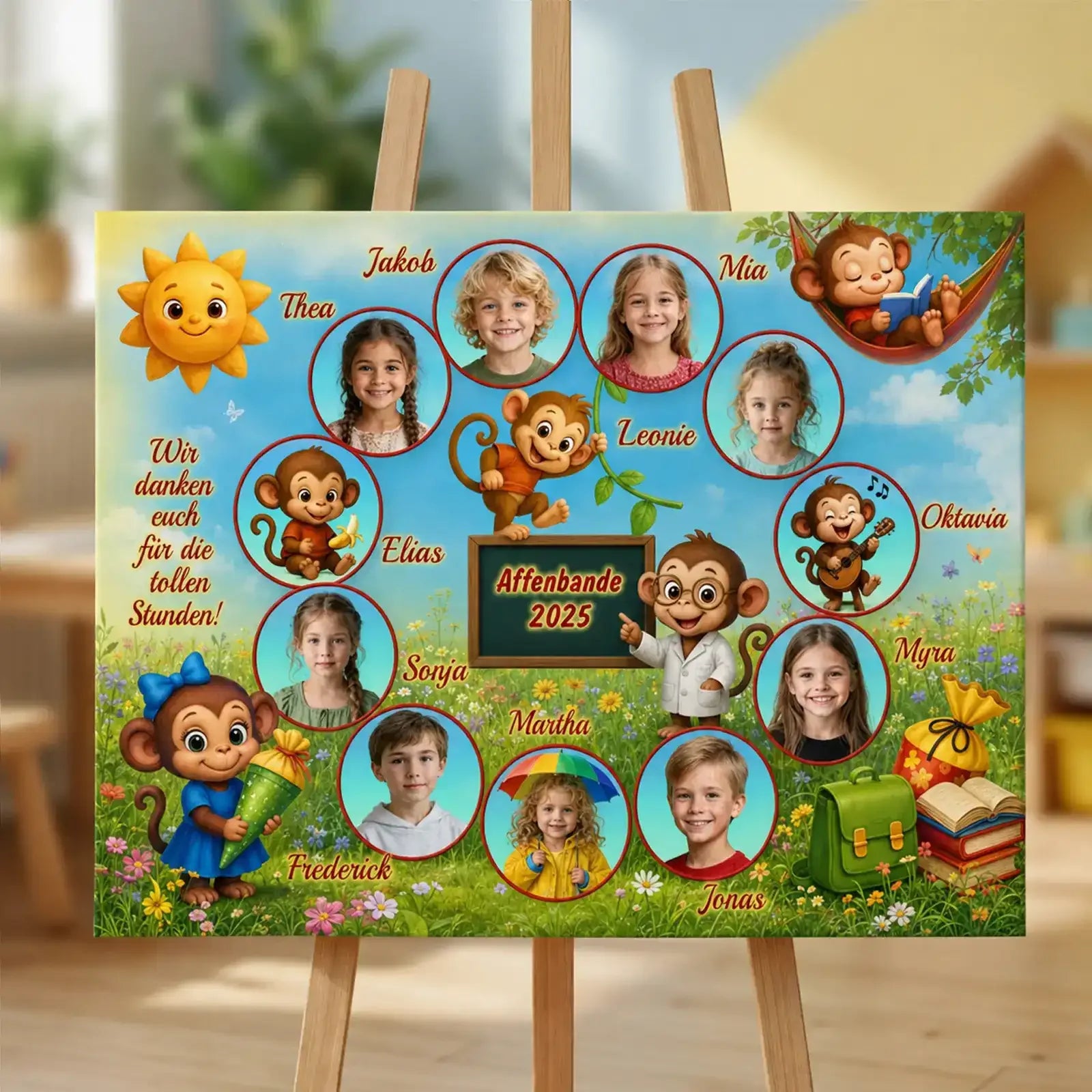 Personalisierte Leinwand als Abschiedsgeschenk für den Kindergarten mit Namen, Kinderfotos und Jahrgang. Die Gruppenmotive werden zu einer Fantasieszene zusammengesetzt, inklusive Dankestext an Erzieherinnen und Begleiter.