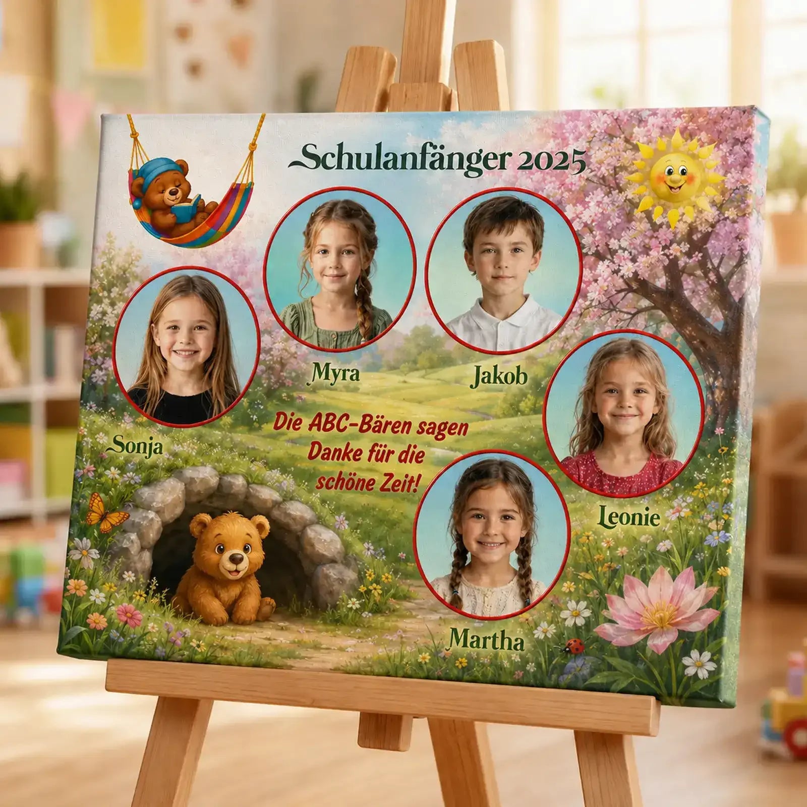 Leinwandcollage für den Kindergartenabschied mit allen Namen, Fotos und persönlichem Dankesgruß, gruppiert in einer fantasievollen Szene