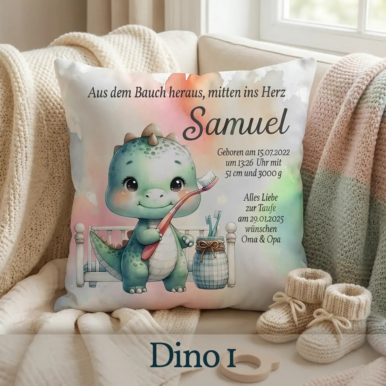 Personalisierbares Kissen mit süßem Dino, Name Samuel, Geburtsdaten und buntem Hintergrund.