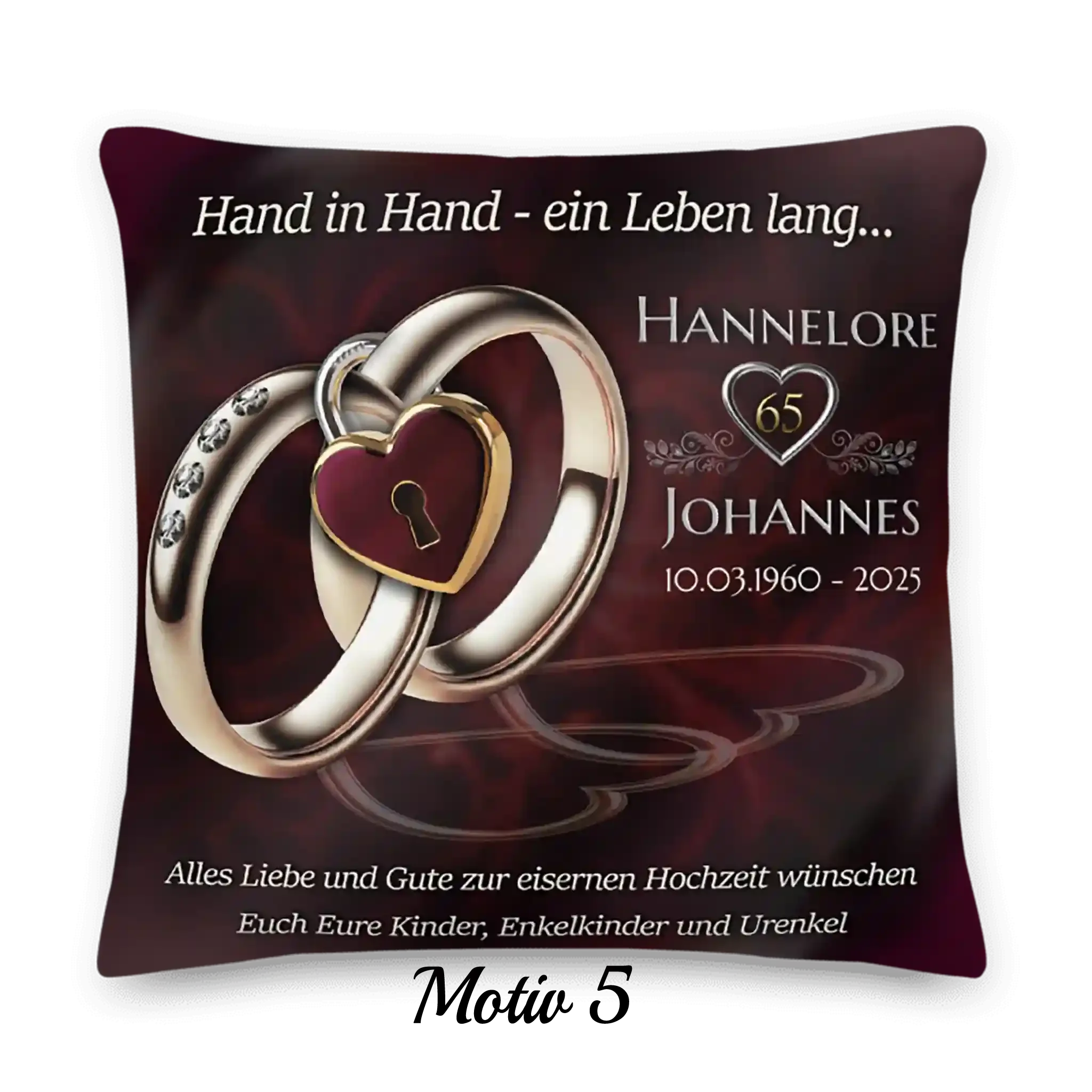 Kissen Eisenhochzeit mit zwei Ringen, Herzanhänger und Gravur auf bordeauxfarbenem Hintergrund