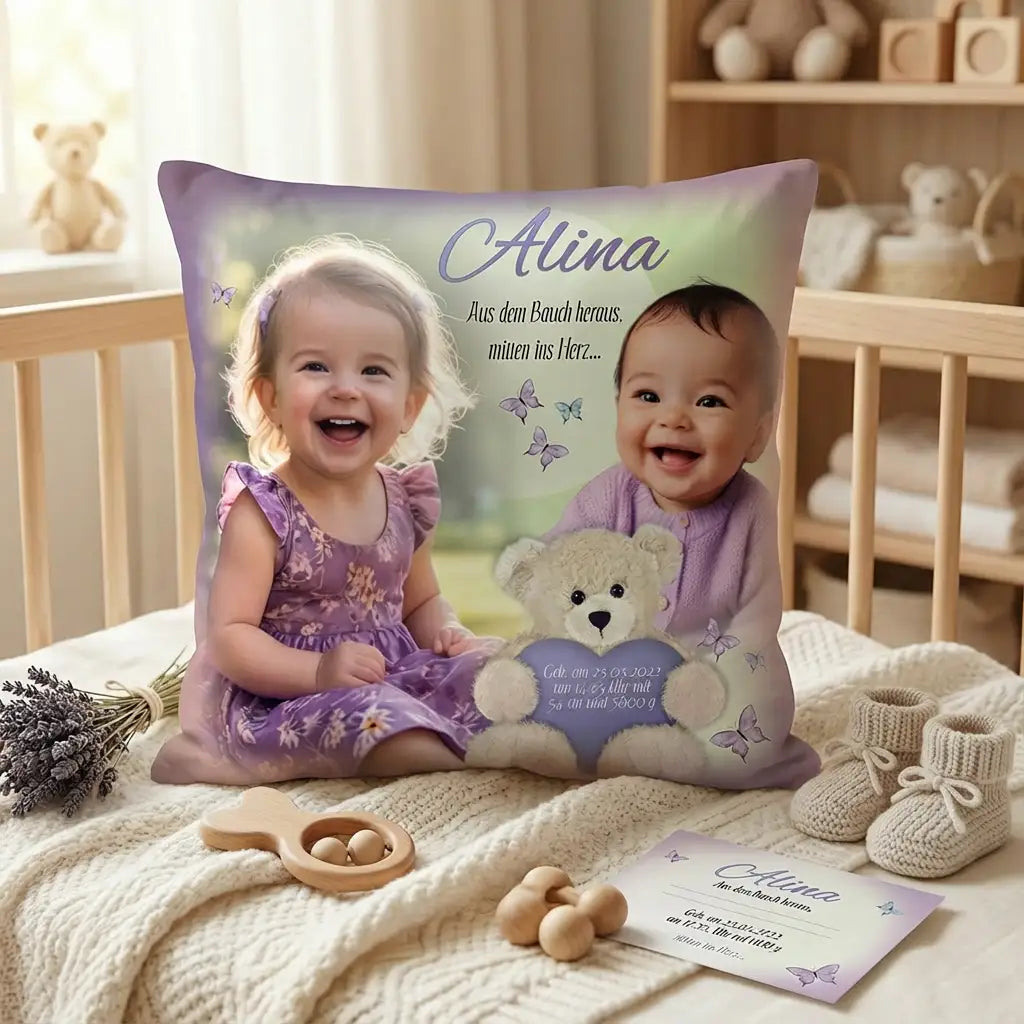 Personalisiertes Babykissen mit Fotos eines kleinen Mädchens, Name „Alina“, Schmetterlingen und Geburtsdaten, dekoriert mit Teddy, Babyspielzeug und Strickschühchen – liebevolles Geschenk zur Geburt oder Taufe.