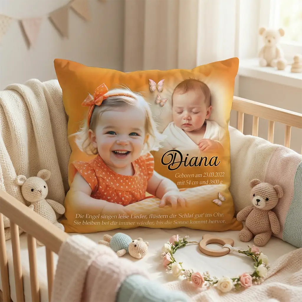 Personalisiertes Babykissen mit zwei Fotos eines Mädchens, Name „Diana“, Geburtsdaten und Schmetterlingen – emotionales Geschenk zur Geburt, dekoriert im Babybett mit Teddys und Blumenkranz.