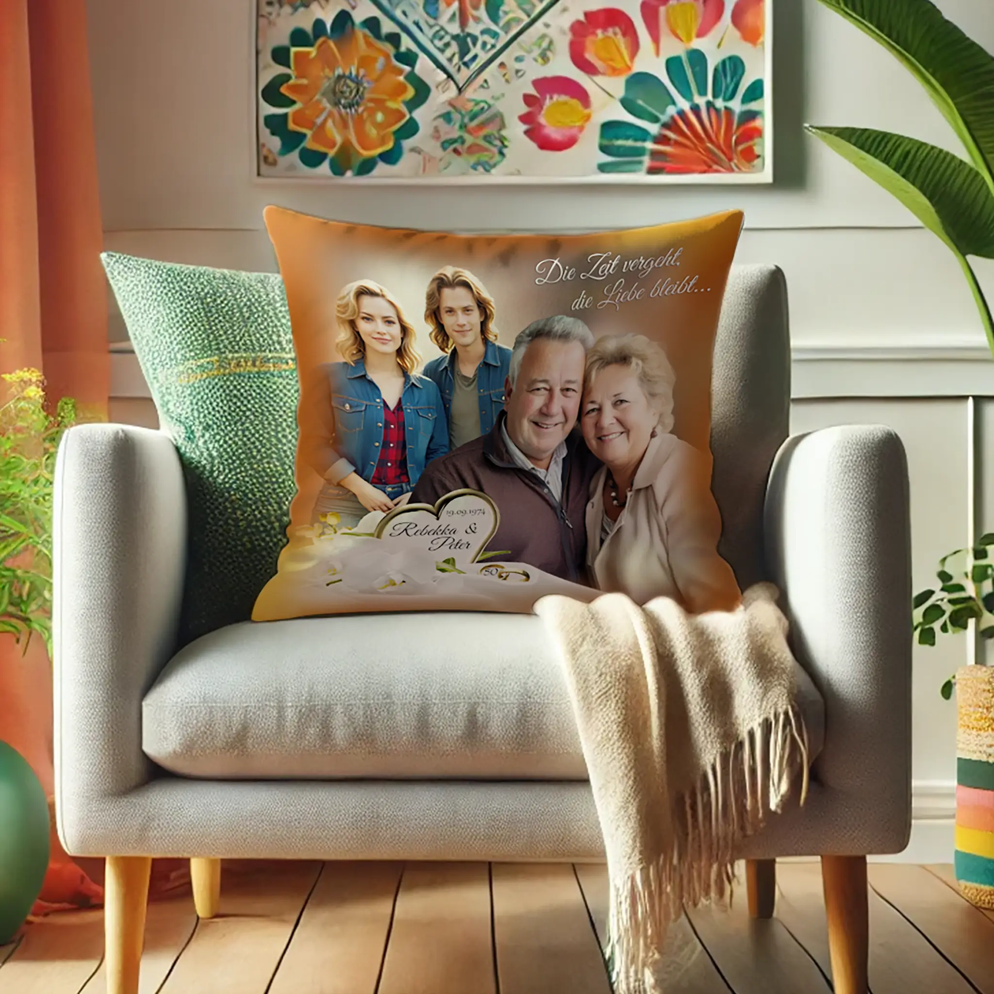 Personalisiertes Kissen Goldhochzeit mit Familienfoto auf Sessel, Wohnzimmerdeko