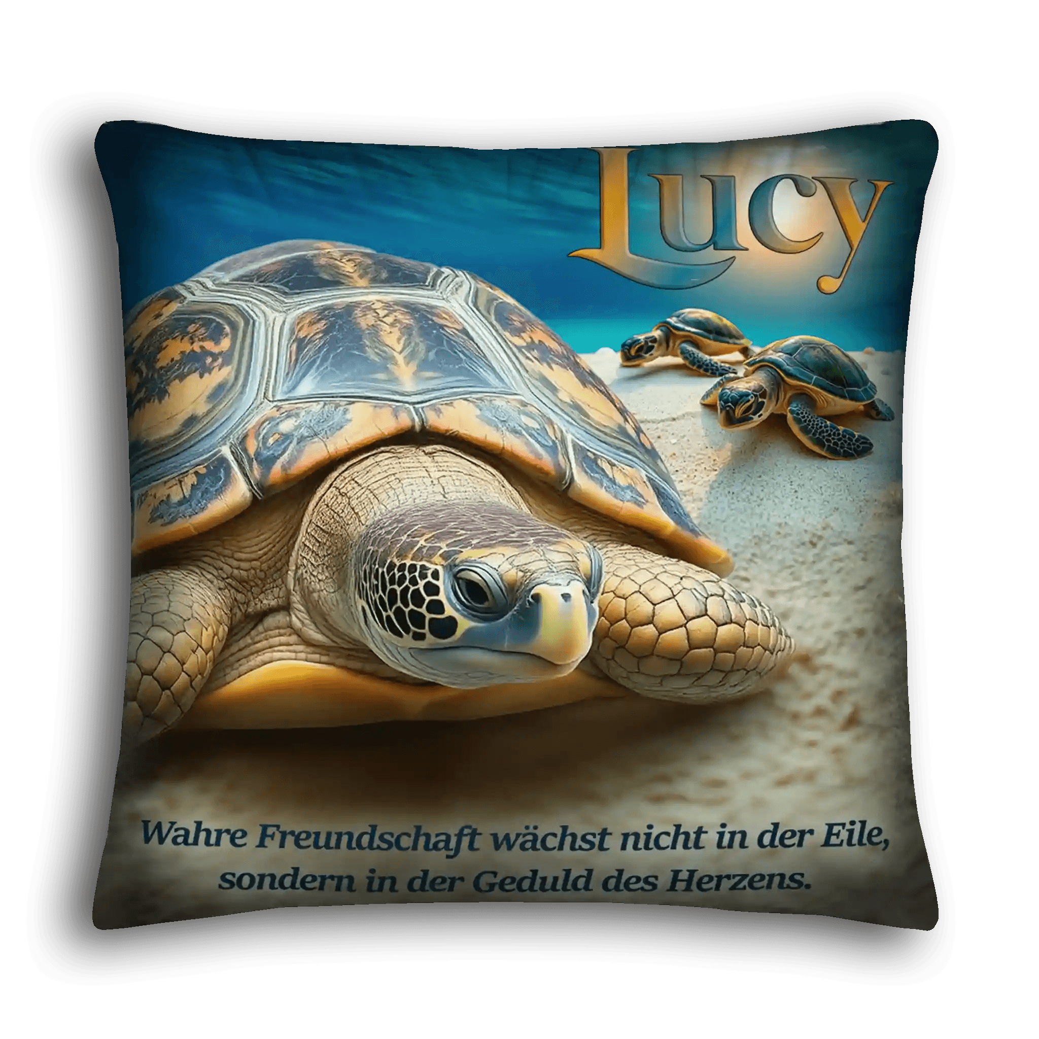Kissen mit Meeresschildkröte am Strand, Name Lucy, Spruch zur Freundschaft, Haustier-Dekokissen