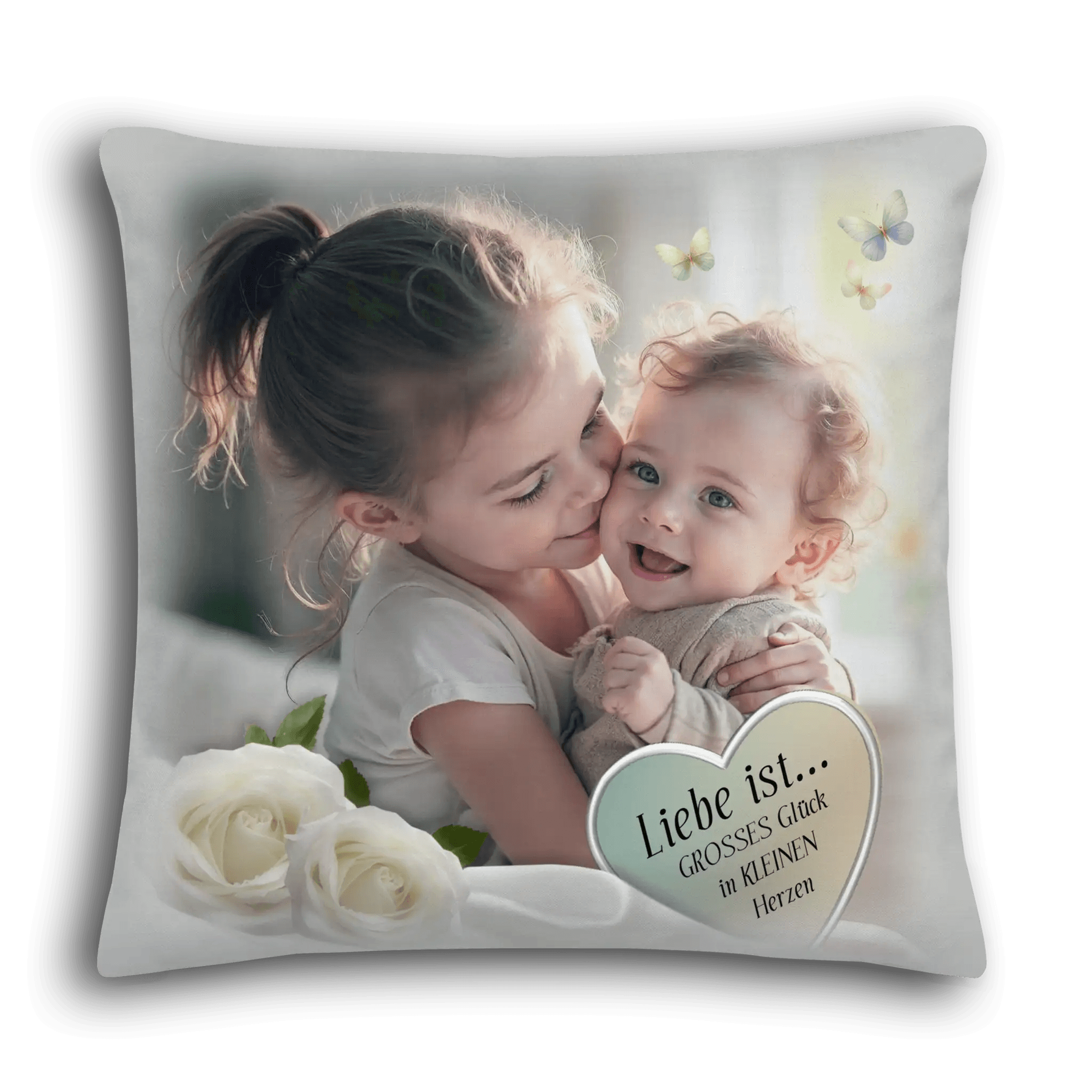 Kissen mit Foto zweier lachender Kinder, weißen Rosen und Herz mit Spruch 'Liebe ist... GROSSES Glück in KLEINEN Herzen'.