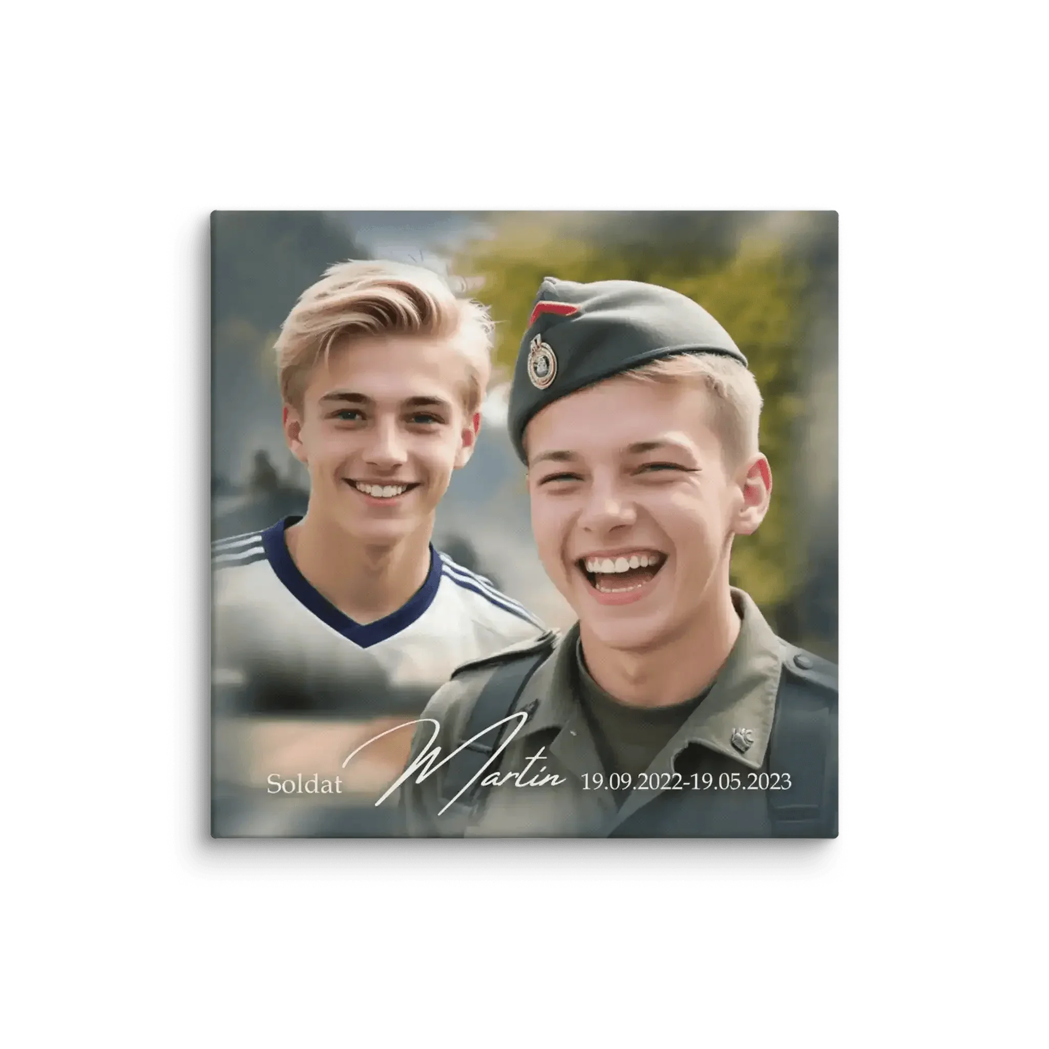 Zwei junge Männer, einer in Bundesheer-Uniform und einer im Fußballtrikot, lächeln freundlich.