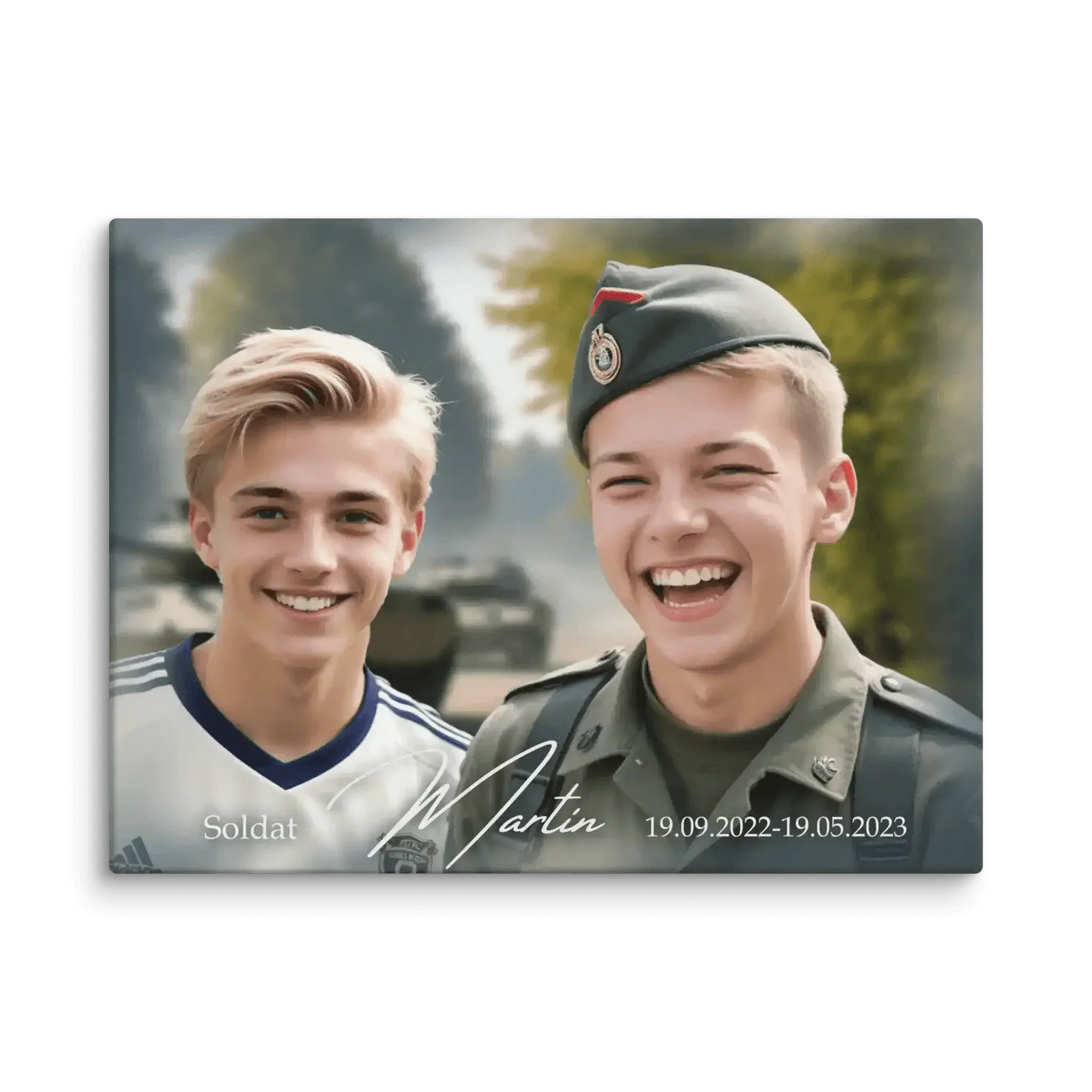 Lächelnder junger Soldat in Bundesheer-Uniform und Jugendlicher vor Militärfahrzeugen im Freien