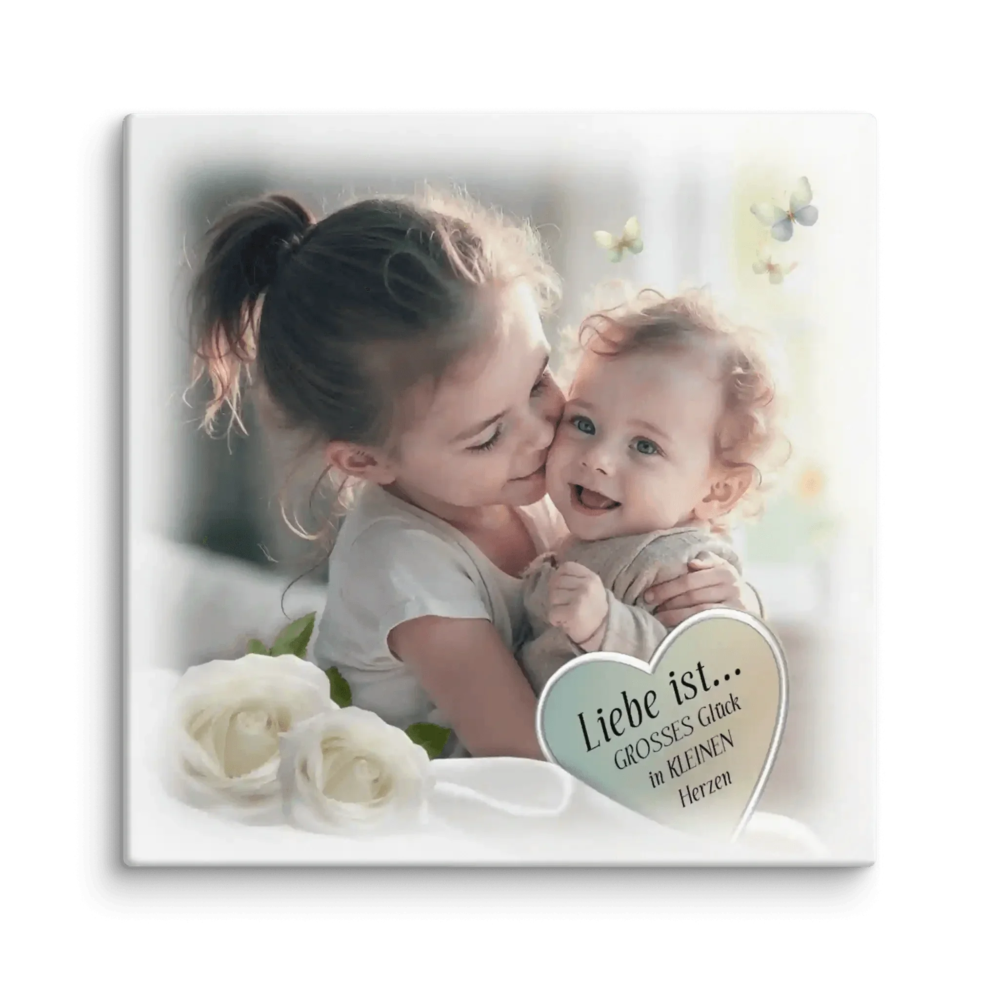 Leinwand mit zwei Geschwistern, herzförmigem Schild 'Liebe ist...', weißen Rosen und Schmetterlingen