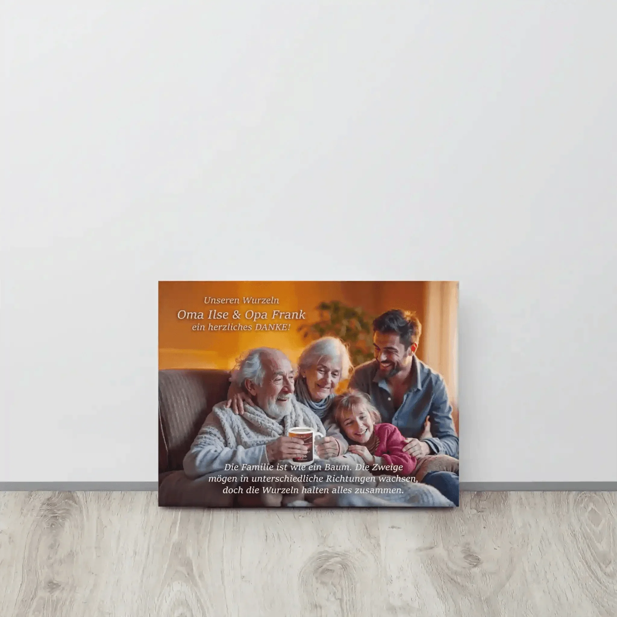 Leinwand Weihnachten Familie, glückliche Senioren mit Enkelkind am Sofa, Geschenkidee