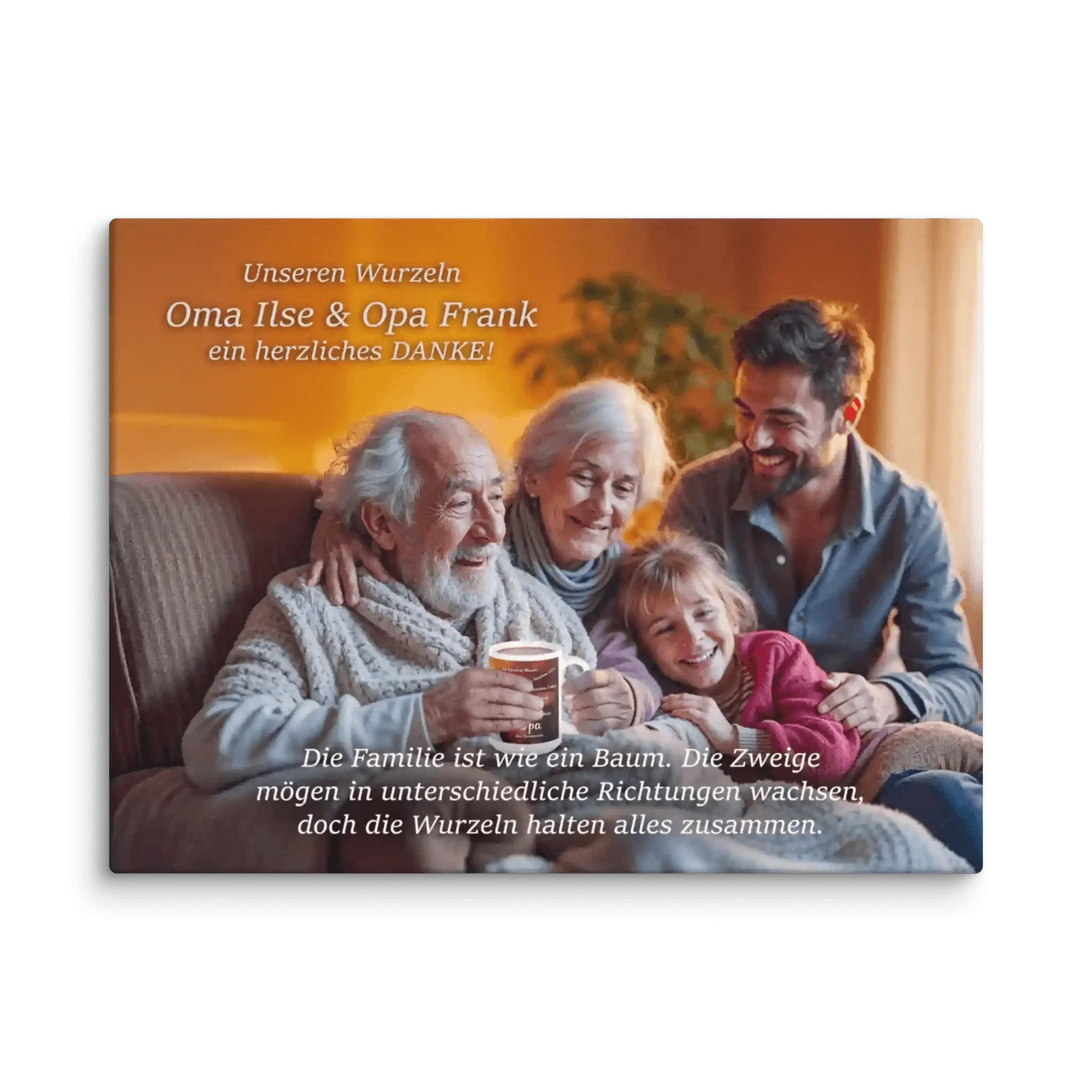 Fröhliche Familie mit Großeltern, Enkelkind und Vater auf Sofa zu Weihnachten, warme Wohnzimmer-Atmosphäre