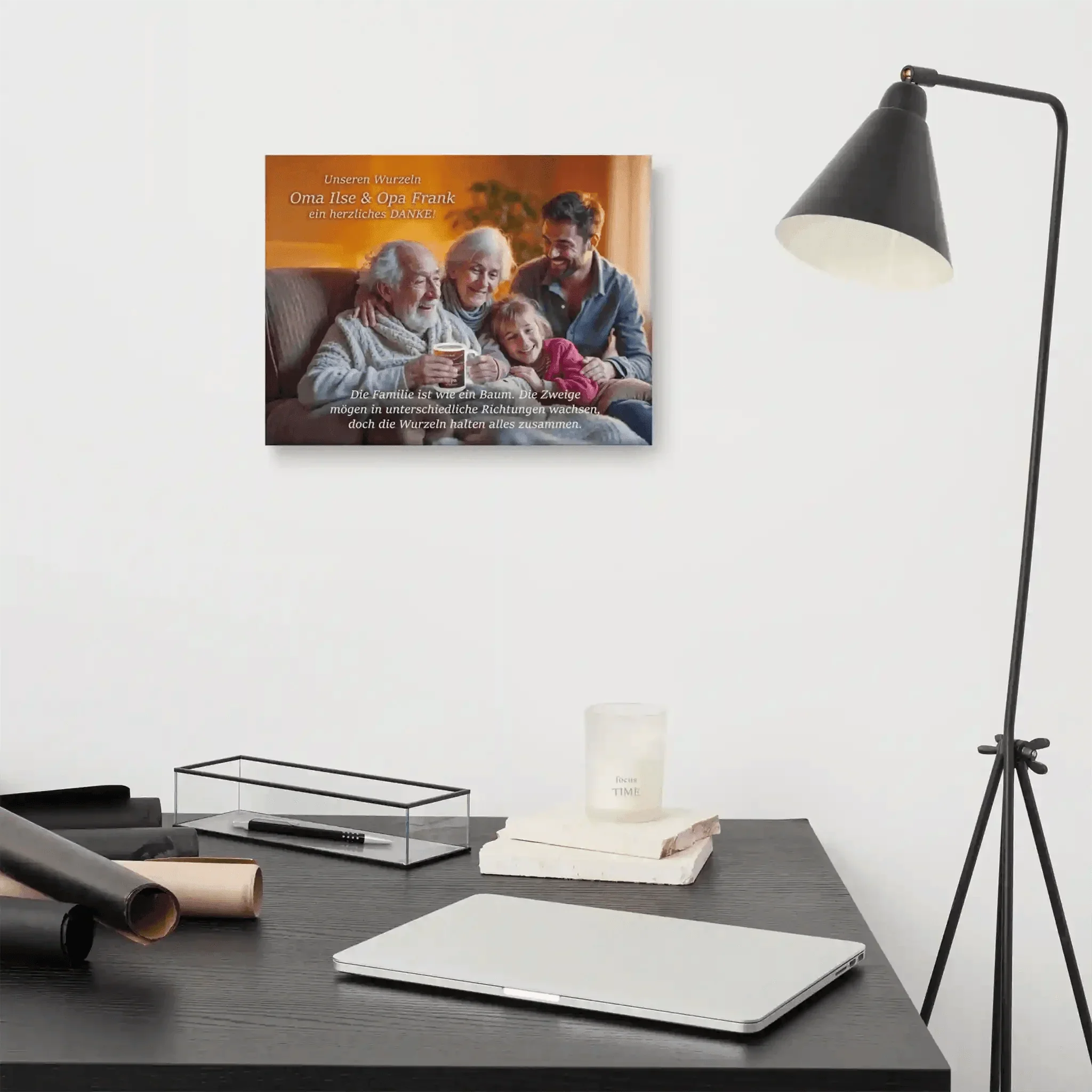 Leinwand mit Weihnachtsfamilie, auf Sofa lachend, Text für Oma und Opa, Büroeinrichtung