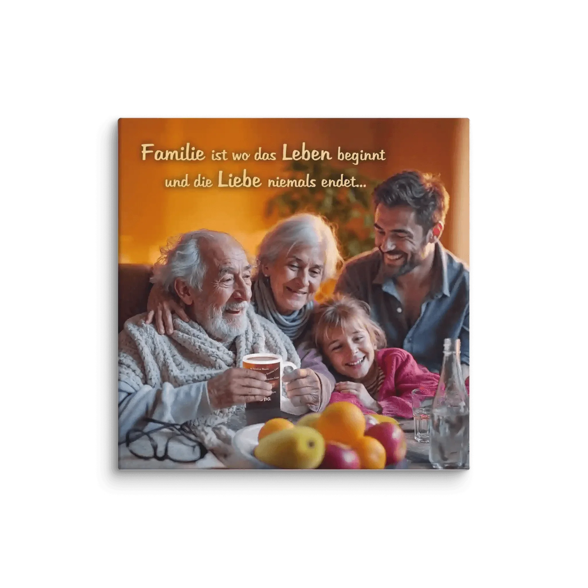 Fröhliche Familie sitzt gemeinsam am Tisch mit Obst, Tassen und liebevoller Atmosphäre