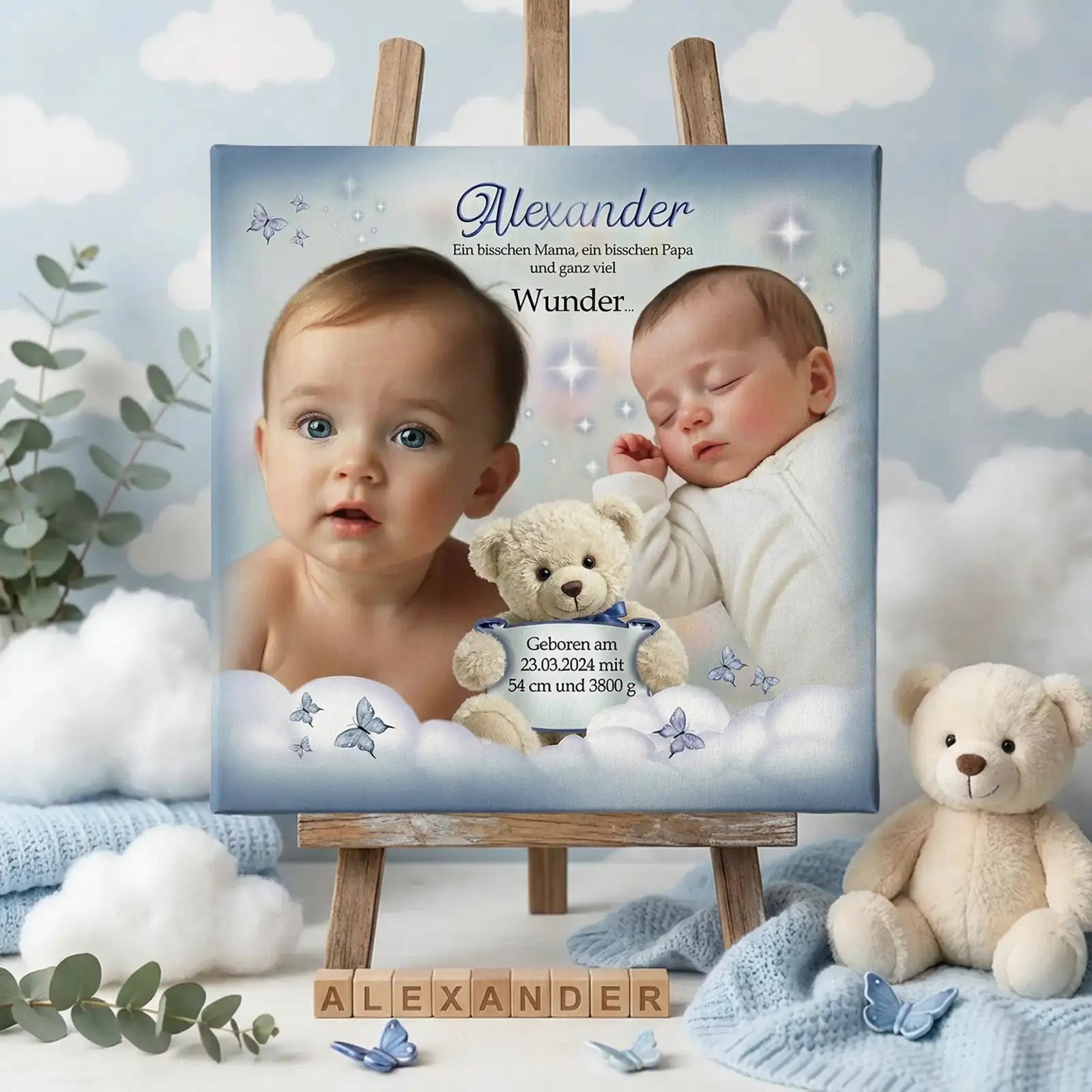 Personalisiertes Babybild Leinwand Alexander mit zwei Fotos, Name und Geburtsdaten, blaues Design mit Teddybär, Wolken und Schmetterlingen, dekoriert im Kinderzimmer auf Staffelei