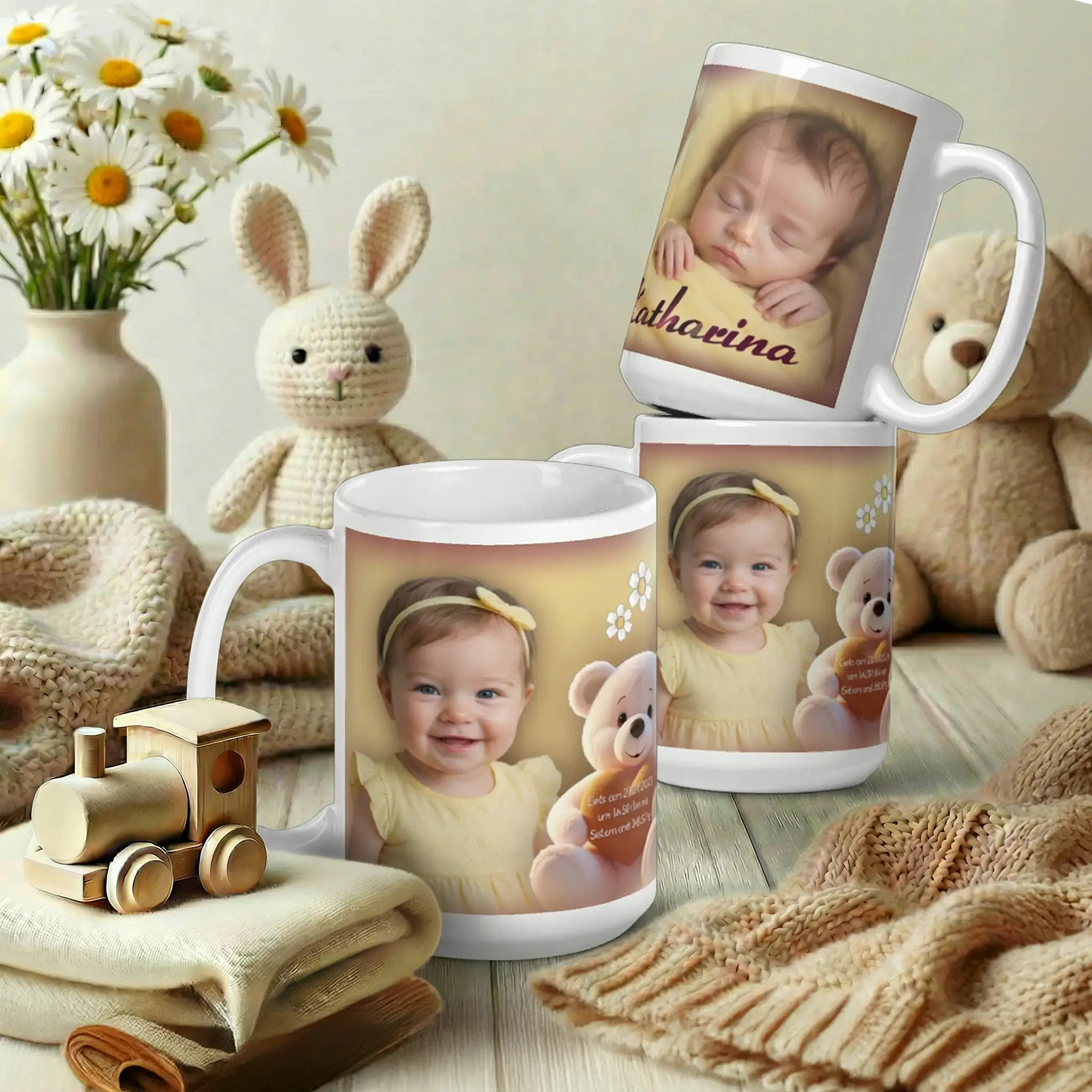 Personalisierte Baby Tasse Katharina – Geschenk zur Geburt – gelbes Design mit Foto, Name & Teddybär – Mockup mit Stofftieren & Babyspielzeug