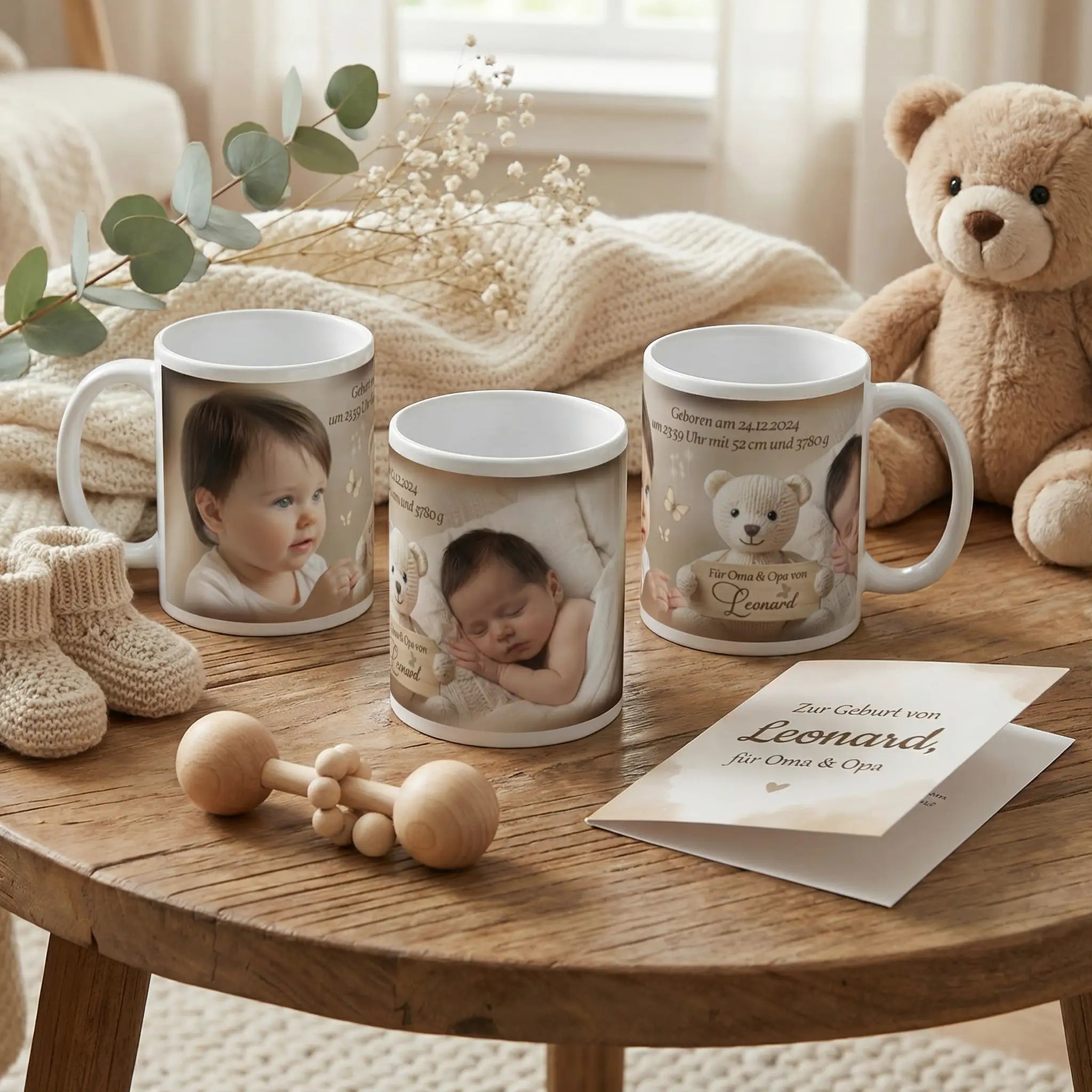 Personalisierte Baby-Fototassen als Geschenk zur Geburt – Junge „Leonard“ mit Namen, Geburtsdaten und Teddybär-Motiv, dekoriert mit Strickschuhen, Karte und Kuscheltier auf Holztisch im Babyzimmer
