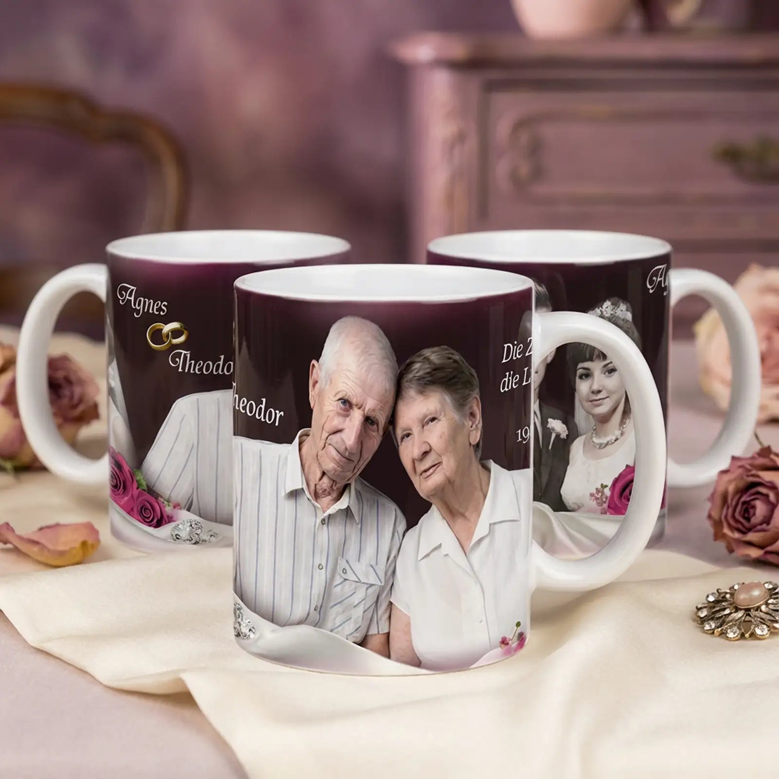 Personalisierte Diamanthochzeit-Fototasse mit Paarporträts und Namen Agnes & Theodor auf festlicher Deko im Vintage-Look