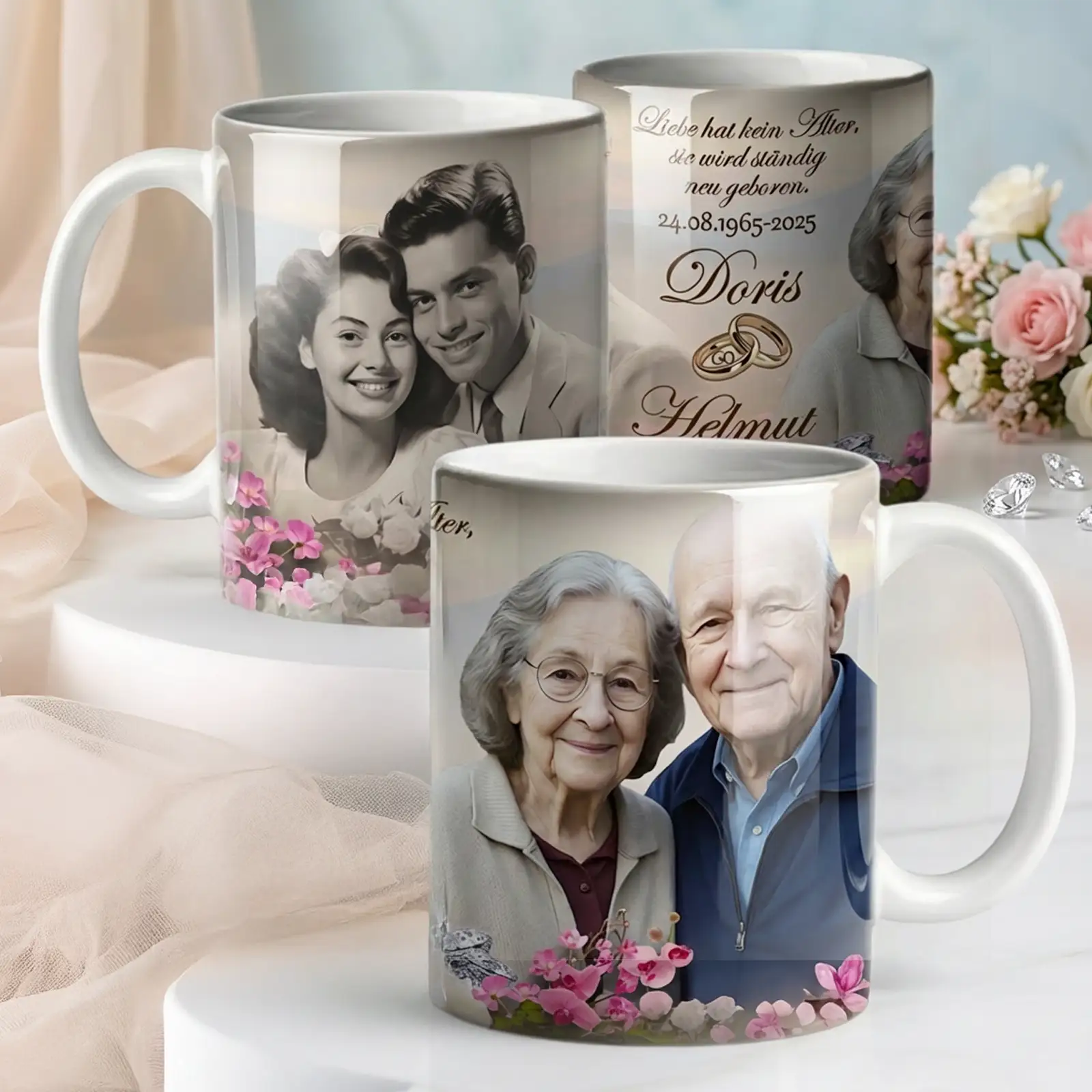 Personalisierte Fototasse zur Diamanthochzeit mit jungen und älteren Paarfotos von Doris und Helmut, verziert mit rosa Blüten und goldenen Ringen als Geschenkidee für 60 Jahre Ehe.