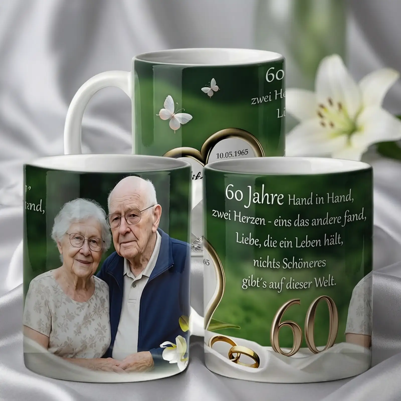 Zeitlos elegantes Tassen-Set zur 60-jährigen Hochzeit mit passendem Hochzeitsfoto und Paarportrait auf weißem Hintergrund.