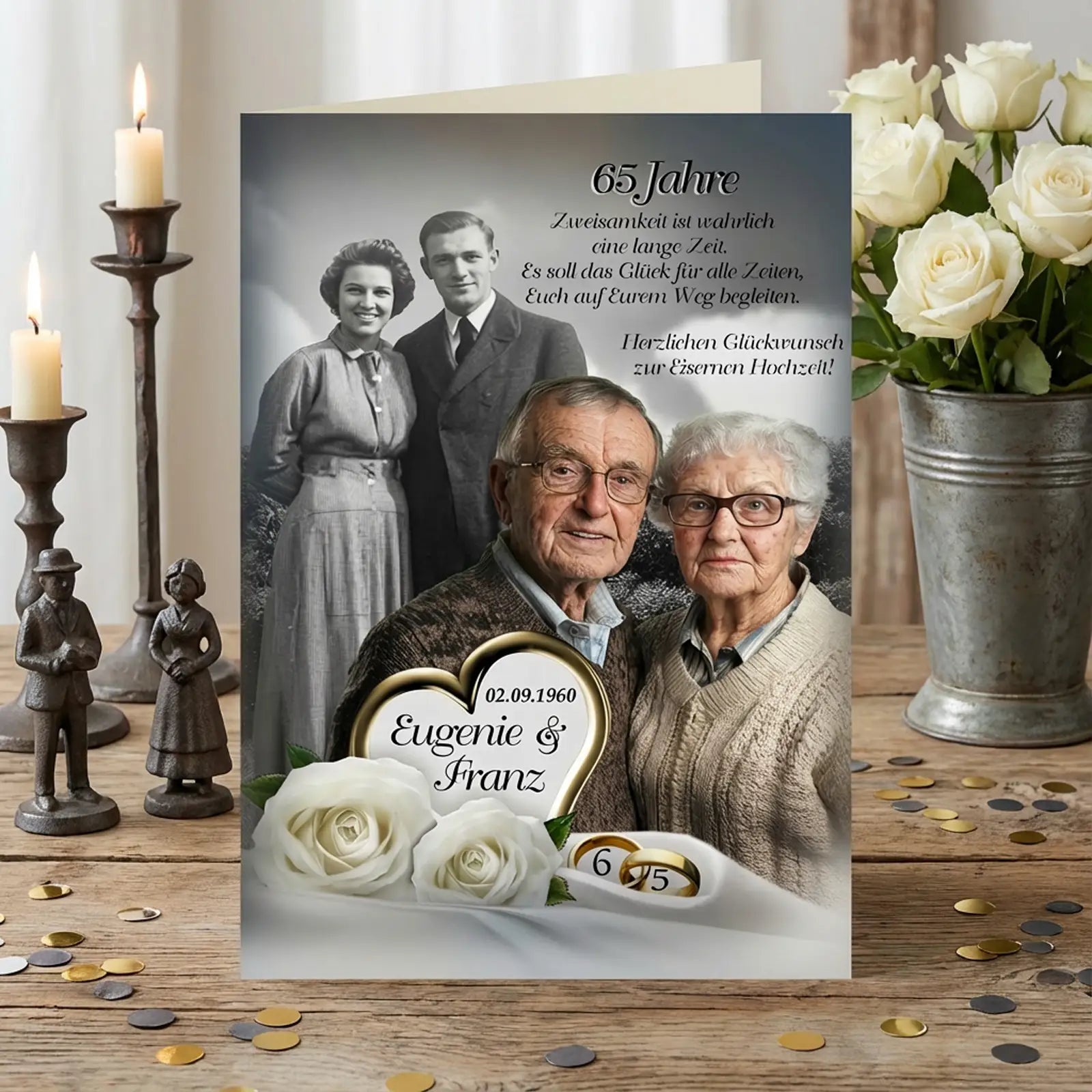 Personalisierte Glückwunschkarte zur Eisernen Hochzeit mit Porträt eines älteren Ehepaares im Vordergrund und historischem Hochzeitsfoto im Hintergrund, Namen Eugenie und Franz, Hochzeitsdatum 02.09.1960, Zahl 65 mit goldenen Eheringen, Glückwunschtext zur Eisernen Hochzeit, weiße Rosen, Kerzen und nostalgische Tischdekoration in warmem, ruhigem Stil.