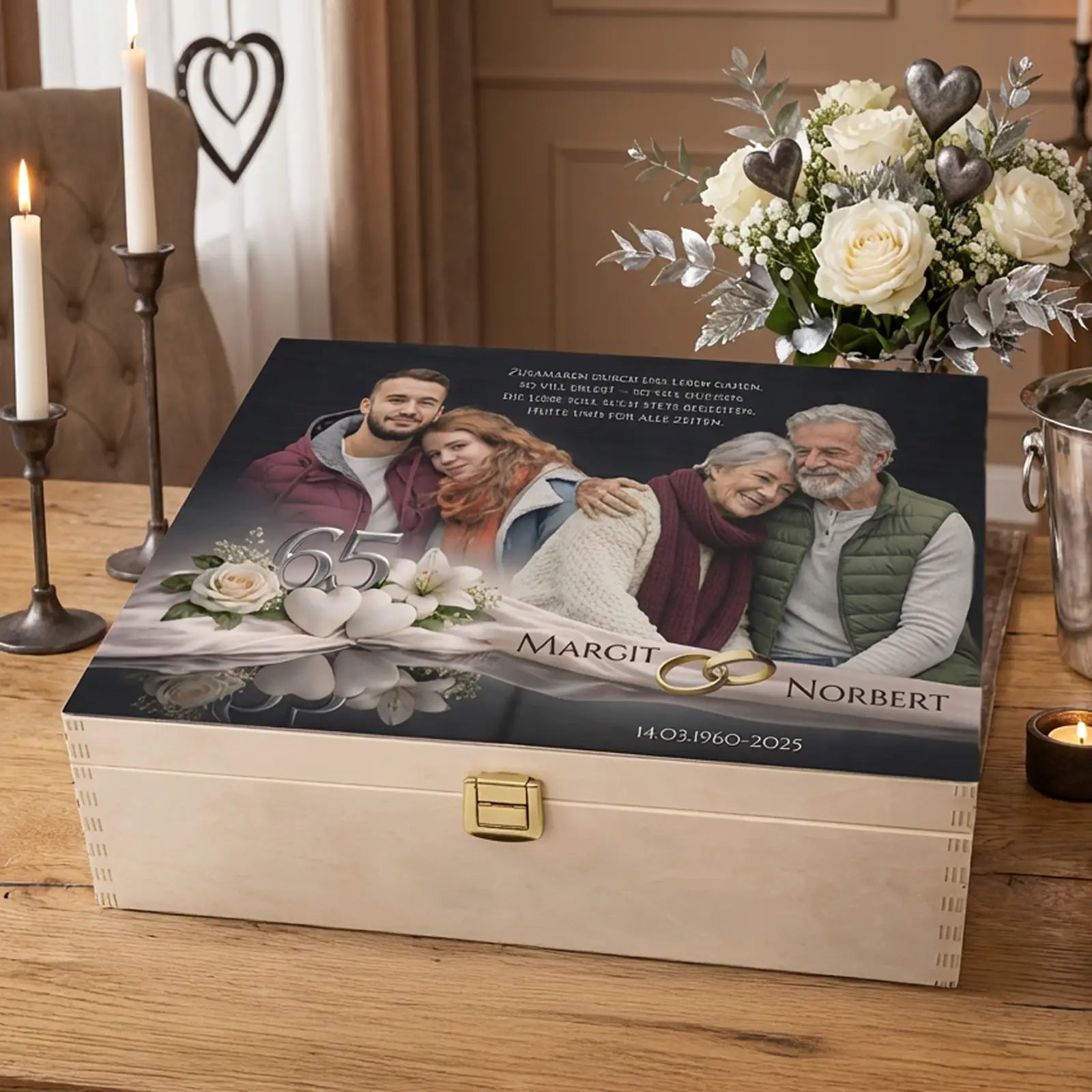 Holzbox zur Eisernen Hochzeit mit personalisiertem Fotomotiv, älteres Ehepaar und Hochzeitsfoto, Zahl 65, weiße Blumen und Herzen, dekoriert auf Holztisch im warmen Wohnambiente