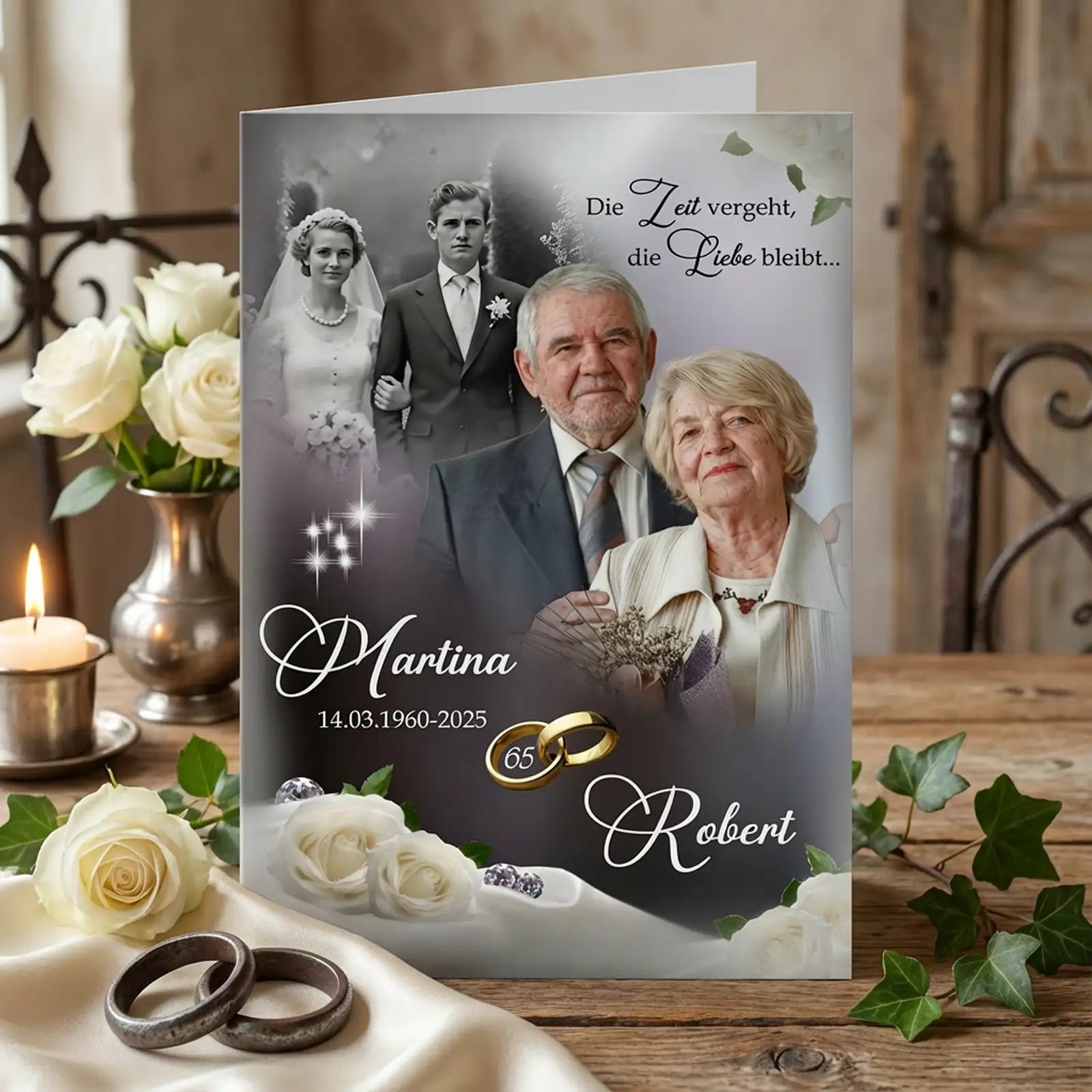 Personalisierte Glückwunschkarte zur Eisernen Hochzeit mit Porträt eines älteren Ehepaares, integriertem Hochzeitsfoto aus jungen Jahren, Namen Martina und Robert, Datum 14.03.1960–2025, goldenen Ringen und dem Text „Die Zeit vergeht, die Liebe bleibt“, dekorativ inszeniert mit Rosen und Kerzen auf Holztisch.