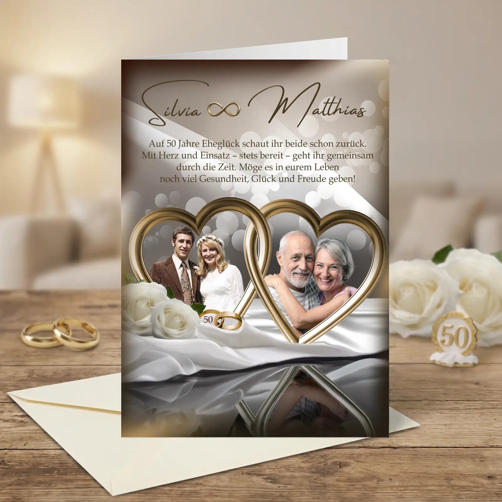 Personalisierte Goldene Hochzeit Karte mit zwei Paarfotos in goldenen Herzen, Namen Silvia & Matthias, Jubiläumsdatum, weißen Rosen und goldener 50 – elegantes Design in Creme und Gold