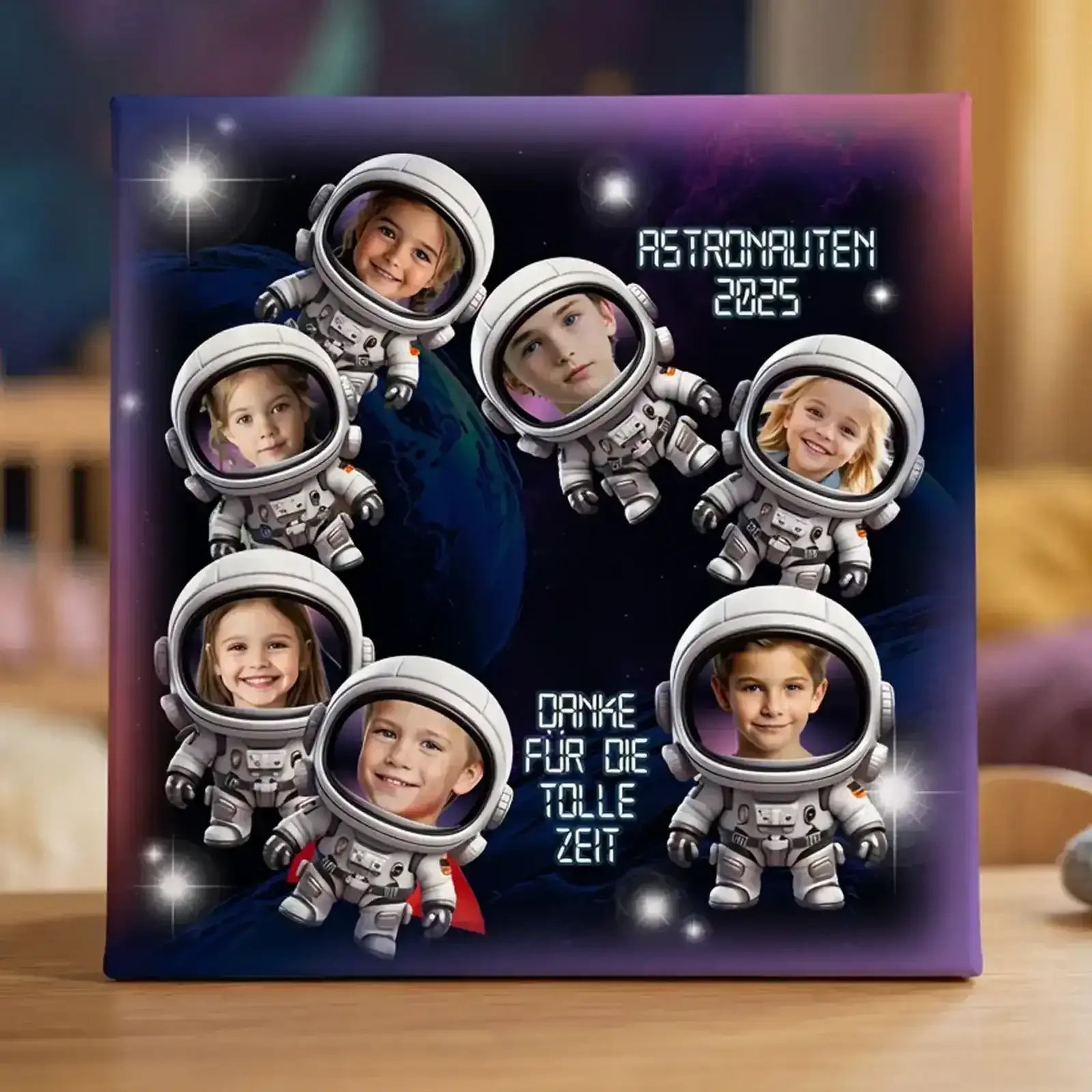 Dunkle Weltraum-Themenleinwand mit Sternen und Kinderfotos als Abschlussgeschenk für Kindergarten