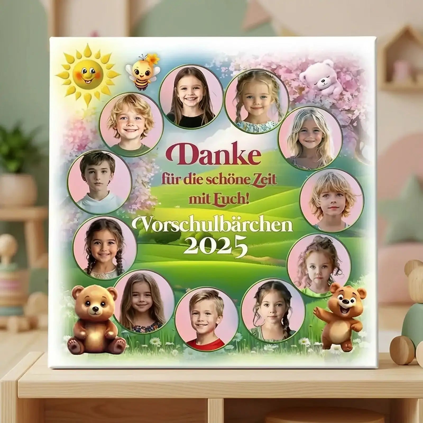 Grüne Fotoleinwand mit Blumen, Waldtieren und rund ausgeschnittenen Kinderbildern als personalisiertes Geschenk