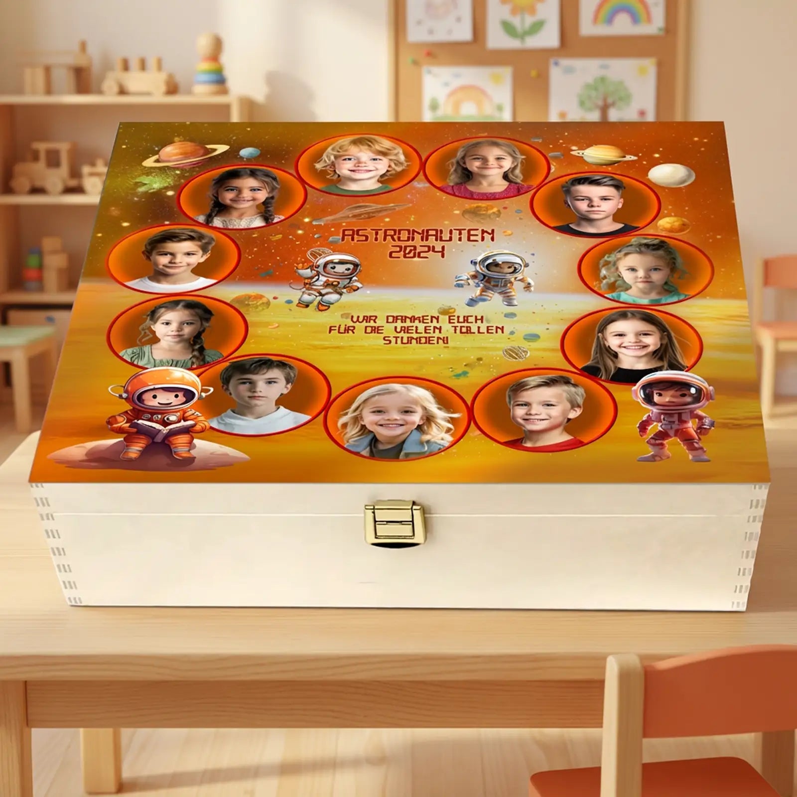 Personalisierte Fotobox Kindergarten Abschied 2024 mit Kinderfotos, Weltraum-Motiv und Astronauten.