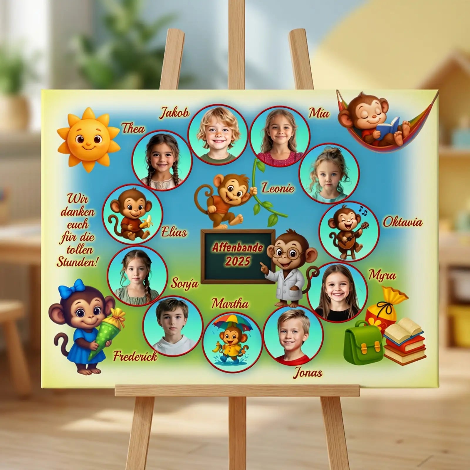 Personalisierte Leinwand als Abschiedsgeschenk für den Kindergarten mit Namen, Kinderfotos und Jahrgang. Die Gruppenmotive werden zu einer Fantasieszene zusammengesetzt, inklusive Dankestext an Erzieherinnen und Begleiter.