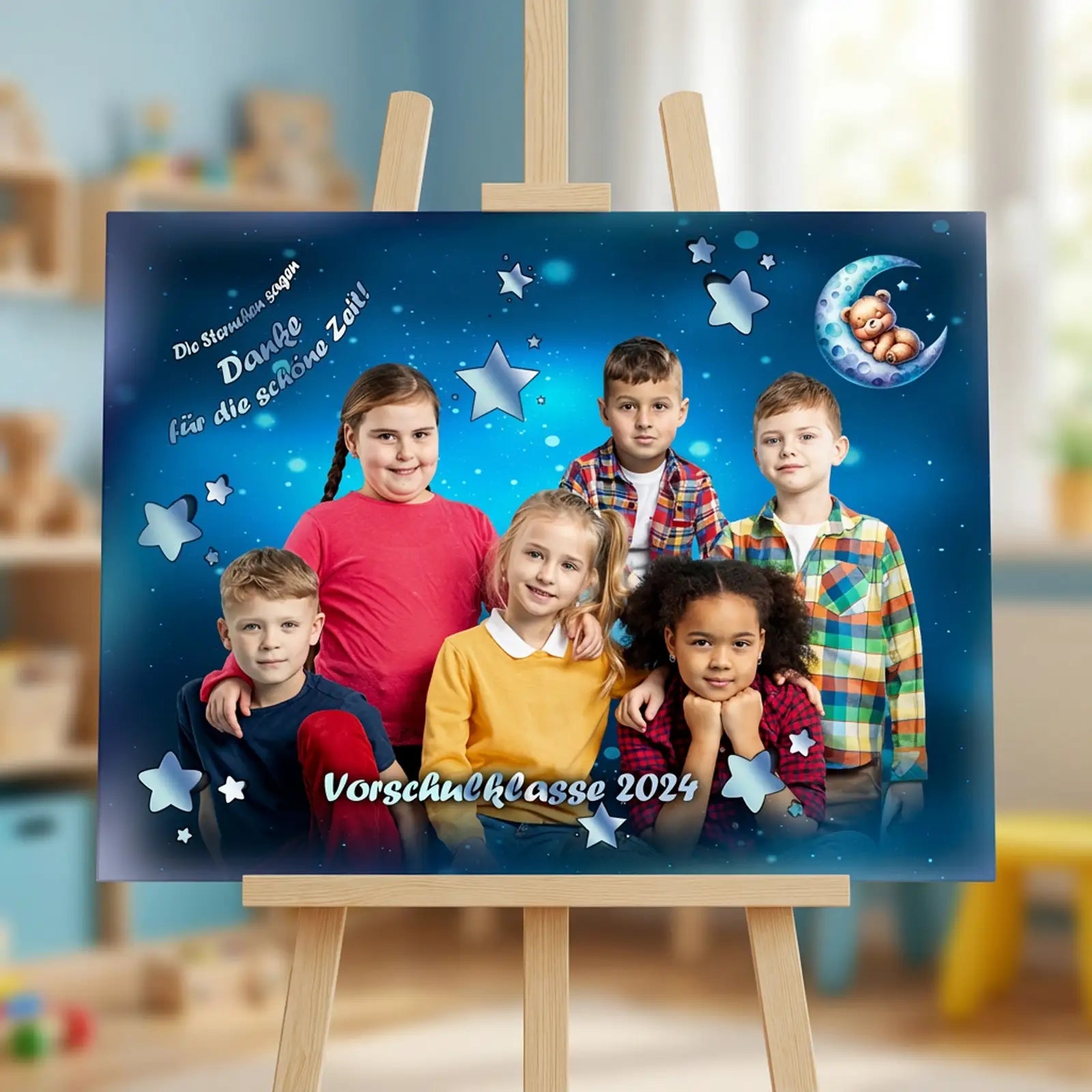 Kindergarten-Abschlussbild vor blauem Nachthimmel mit Sternen, personalisierte Namen und Jahrgang auf Leinwand