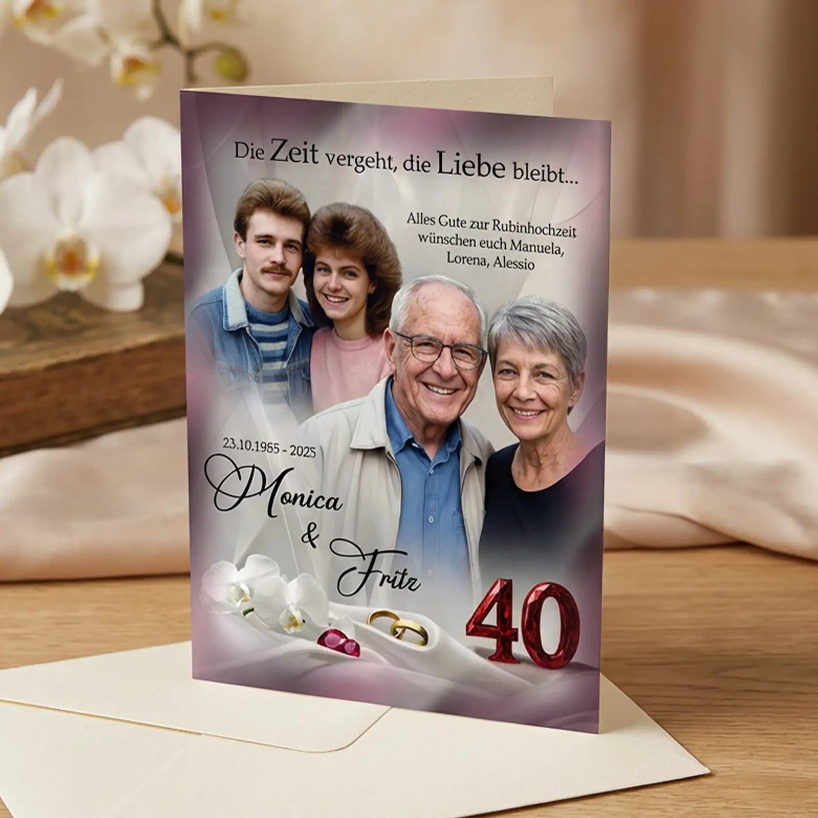 Hochkant-Grußkarte zur Rubinhochzeit mit zwei Fotos: junges Paar im oberen Bereich und heutiges Porträt von Monica und Fritz, rote Zahl 40, Orchideen-Dekor und Eheringe
