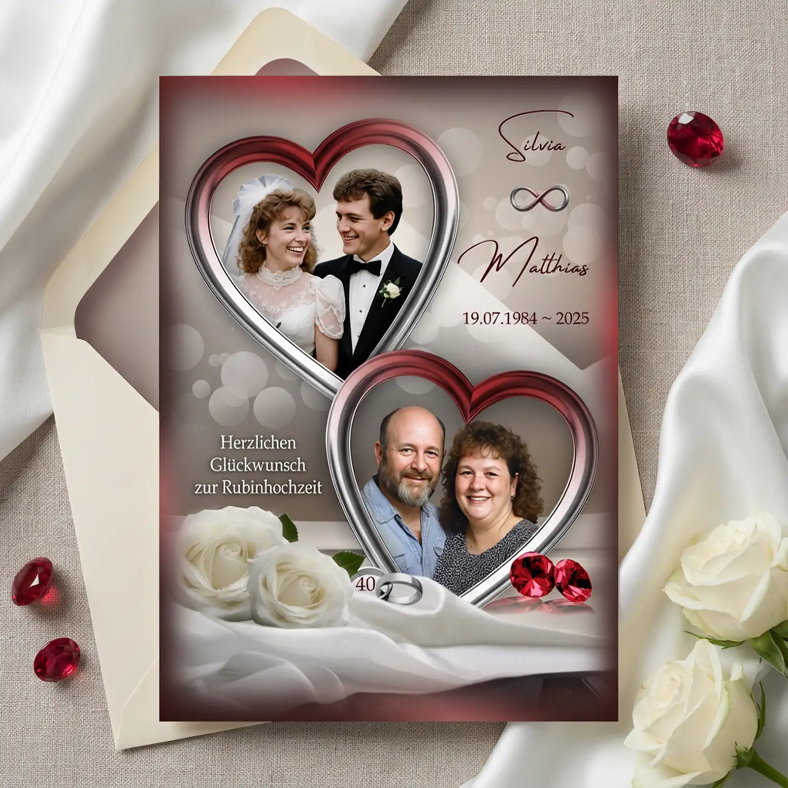 Hochkant-Grußkarte zur Rubinhochzeit mit zwei Herzrahmen: oben Hochzeitsfoto des Paares, unten aktuelles Paarfoto, weiße Rosen, rote Rubine, Ringe und personalisierte Namen mit Datum