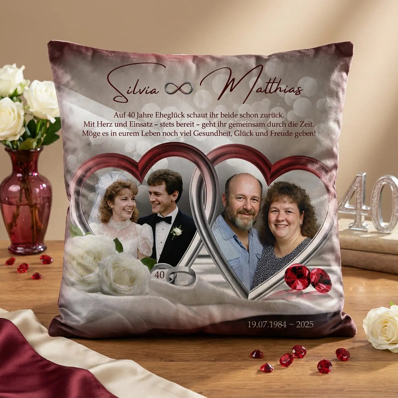 Personalisiertes Fotokissen zur Rubinhochzeit mit Hochzeitsfoto und aktuellem Paarporträt, Namen Silvia und Matthias, 40 Jahre Ehe, Herzrahmen, Ringen und dezenten Rubin-Elementen.
