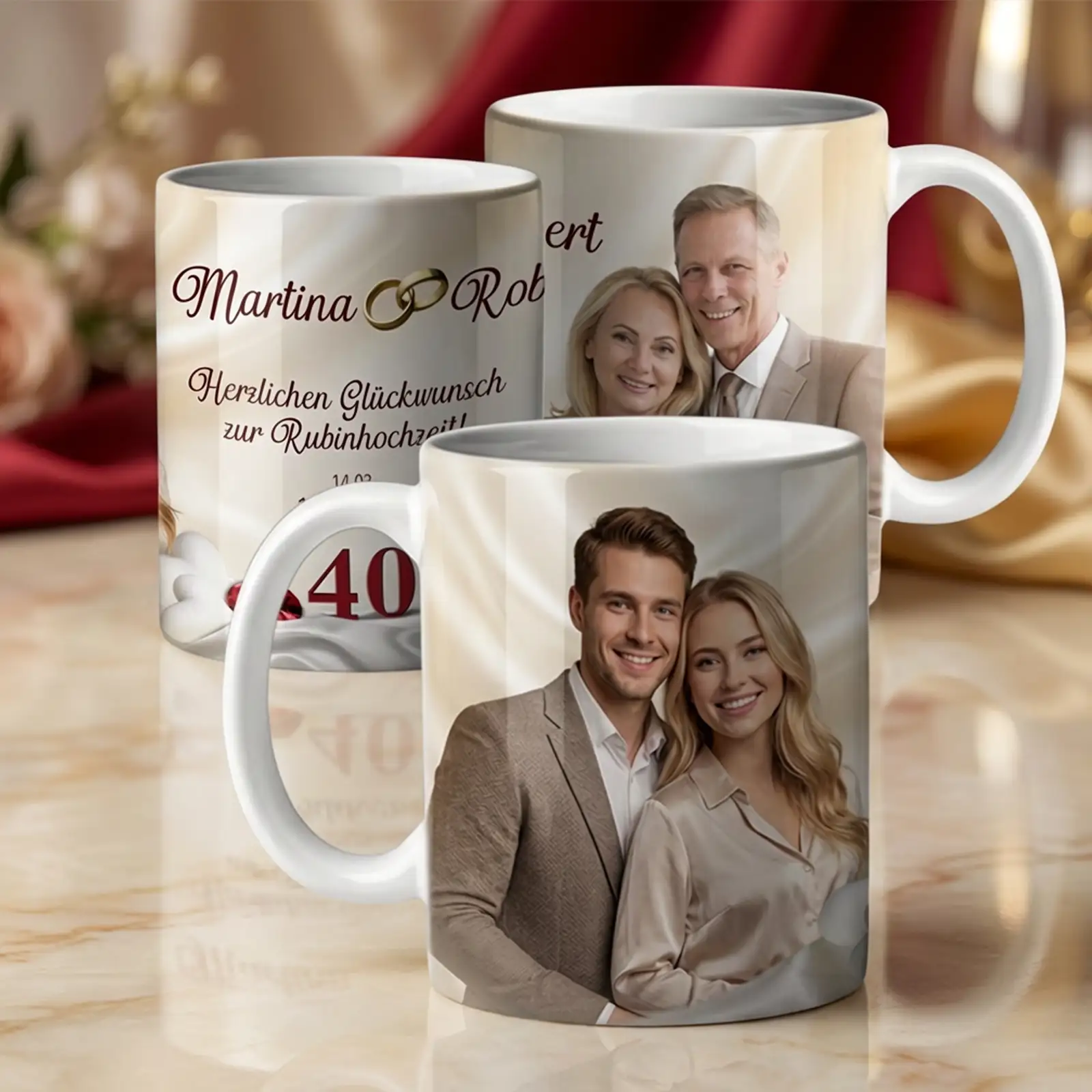 Personalisierte Fototasse zur Rubinhochzeit mit Paarfotos von Damals und Heut aus verschiedenen Lebensphasen und floraler Gestaltung in hellem Beige.