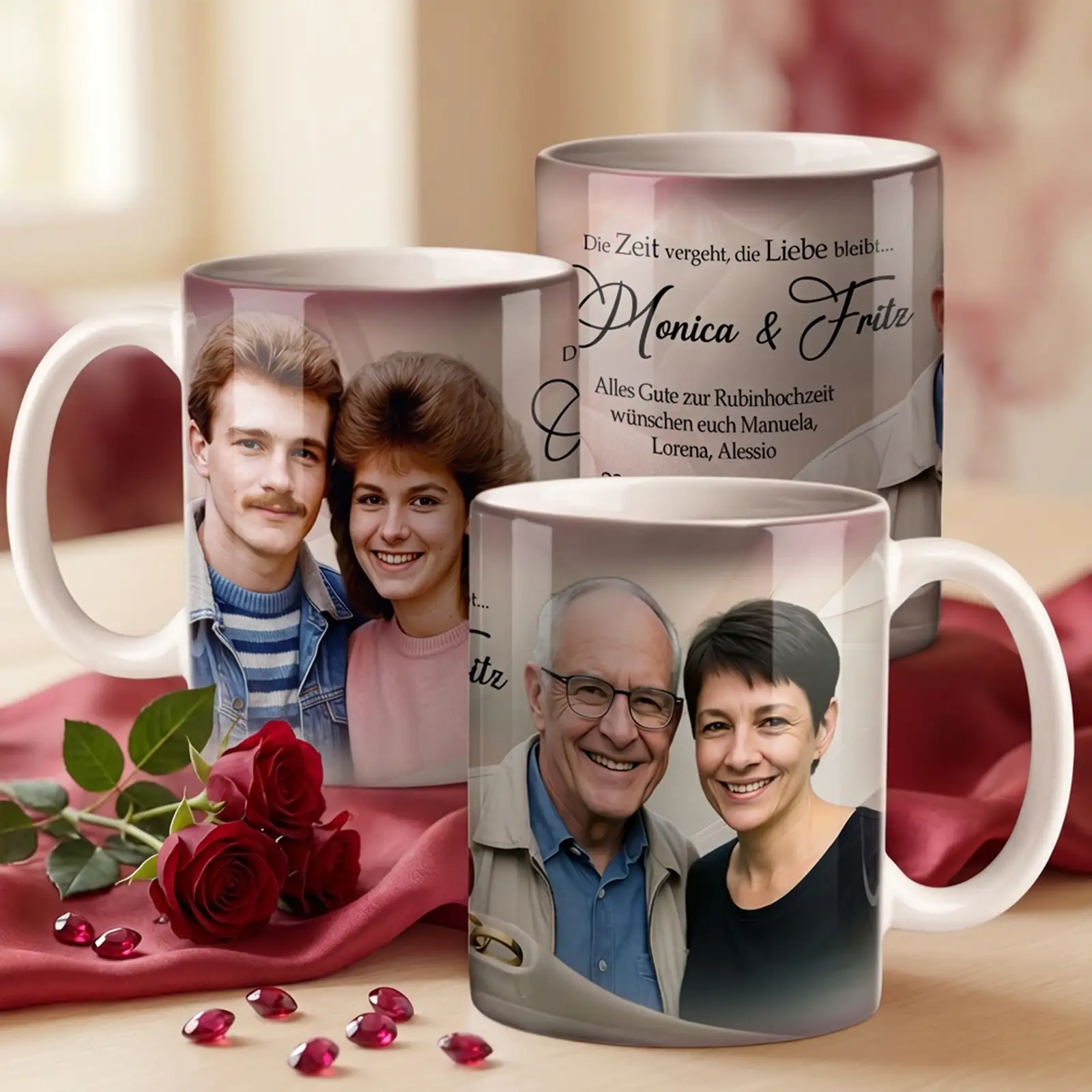 Personalisierte Tassen zur Rubinhochzeit mit Fotomontage eines Ehepaares von früher und heute, Namen Monica und Fritz, persönlichem Glückwunschtext, roten Rosen und rubinfarbenen Akzenten als Geschenk zum 40. Hochzeitstag
