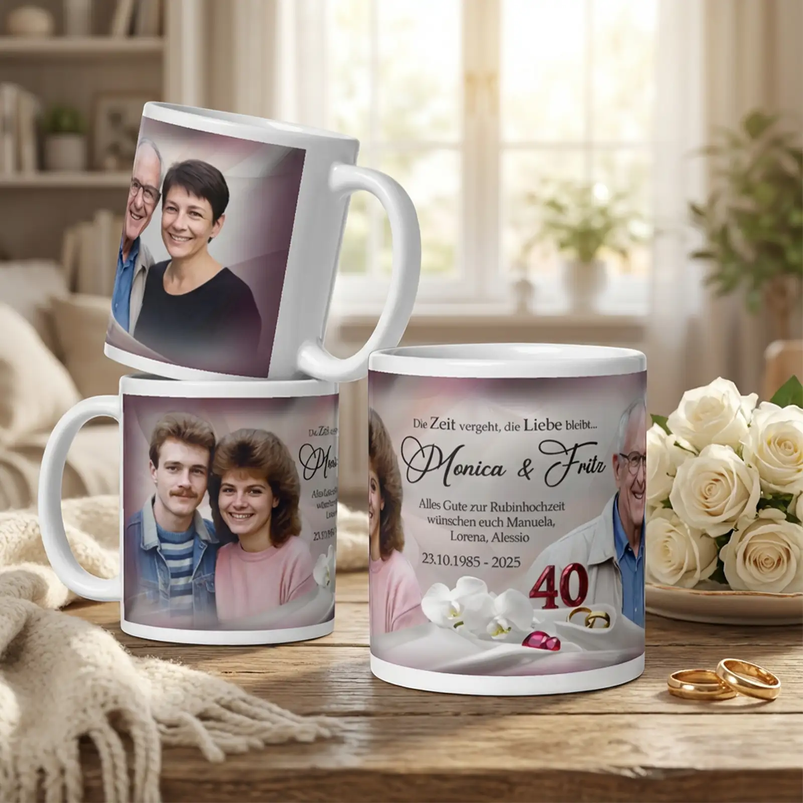 Personalisierte Fototassen zur Rubinhochzeit mit drei Ansichten, Paarbildern von früher und heute, Jubiläumstext „40 Jahre“ und romantischer Tischdekoration im Wohnambiente