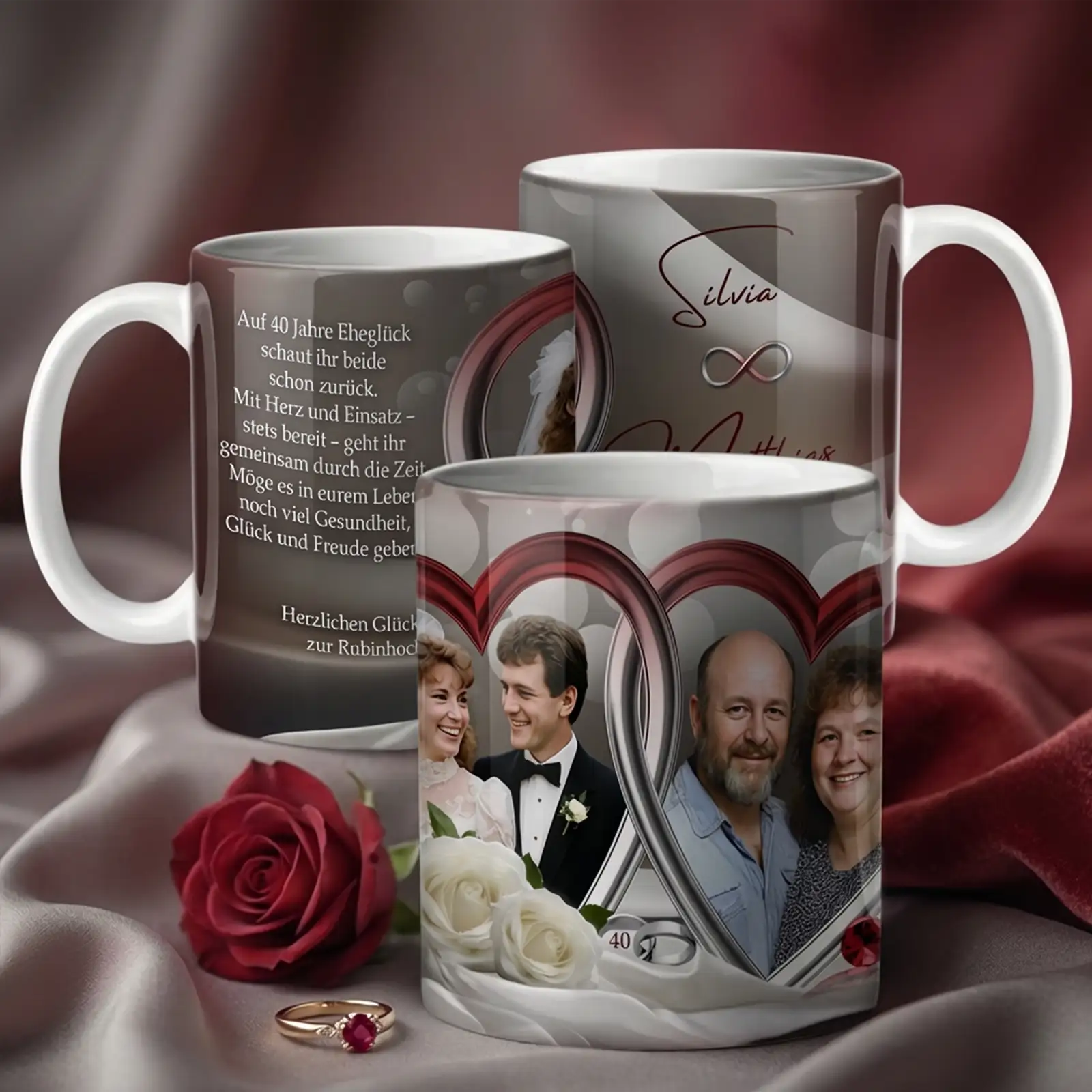 Personalisierte Tassen zur Rubinhochzeit mit Fotomontage eines Ehepaares von früher und heute, Namen Silvia und Matthias, Herzmotiv, persönlichem Widmungstext, roten Rosen und Rubinring als Geschenk zum 40. Hochzeitstag
