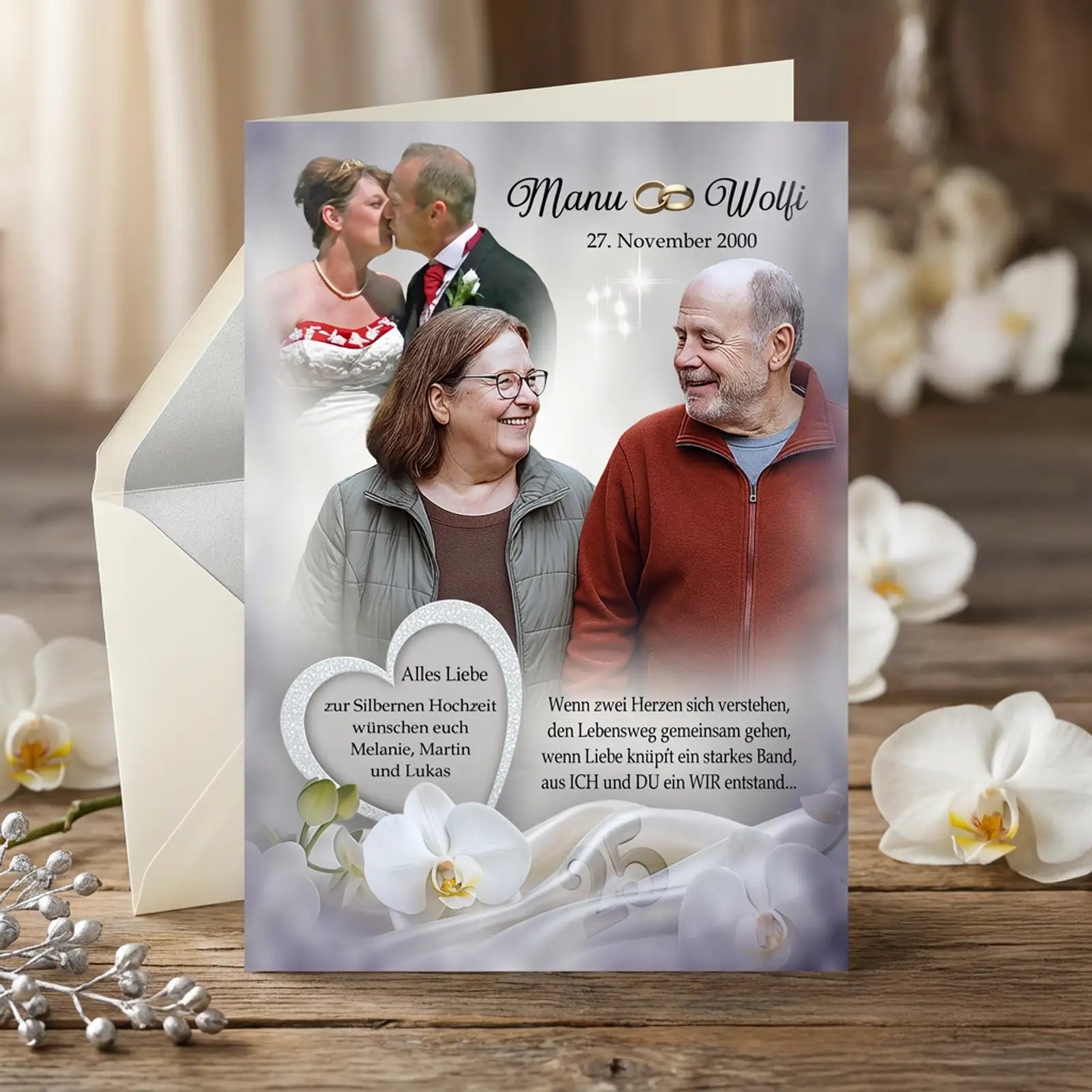 Personalisierte Grußkarte zur Silberhochzeit im Hochformat mit altem Hochzeitsfoto, aktuellem Porträt des Ehepaars, weißen Orchideen, silbernem Herzmotiv, Namen und Hochzeitsdatum.