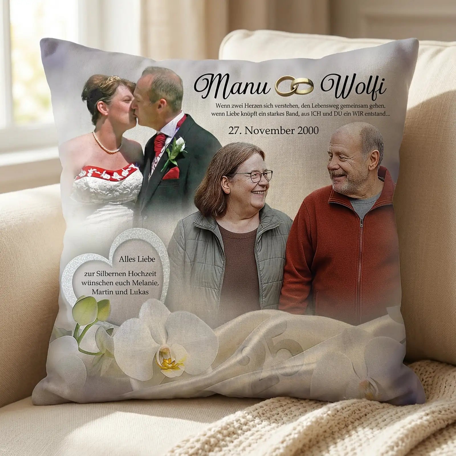 Personalisiertes Fotokissen zur Silberhochzeit mit Hochzeitsfoto und aktuellem Paarporträt, Namen Manu und Wolfi, Datum 27. November 2000, Eheringe, Orchideenmotiv und Widmung der Kinder, arrangiert auf hellem Sofa