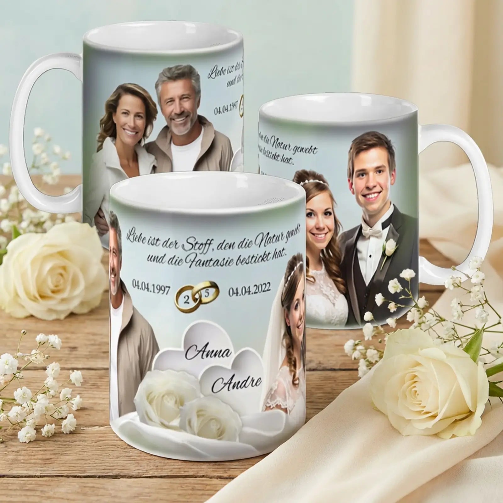 Personalisierte Fototasse zur Silberhochzeit mit Paarfotos von der Hochzeit und heute, Namen und Datum, arrangiert mit weißen Rosen auf Holztisch.