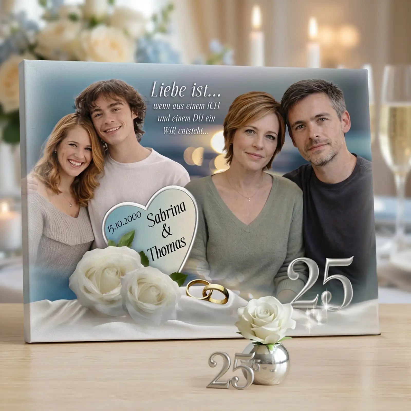 Personalisierte Leinwand zur Silbernen Hochzeit mit Familienfoto, Namen Sabrina und Thomas, Datum 15.10.2000, Herzmotiv, weißen Rosen, Eheringen und Zahl 25 – liebevolles Erinnerungsbild für 25 Jahre Ehe.